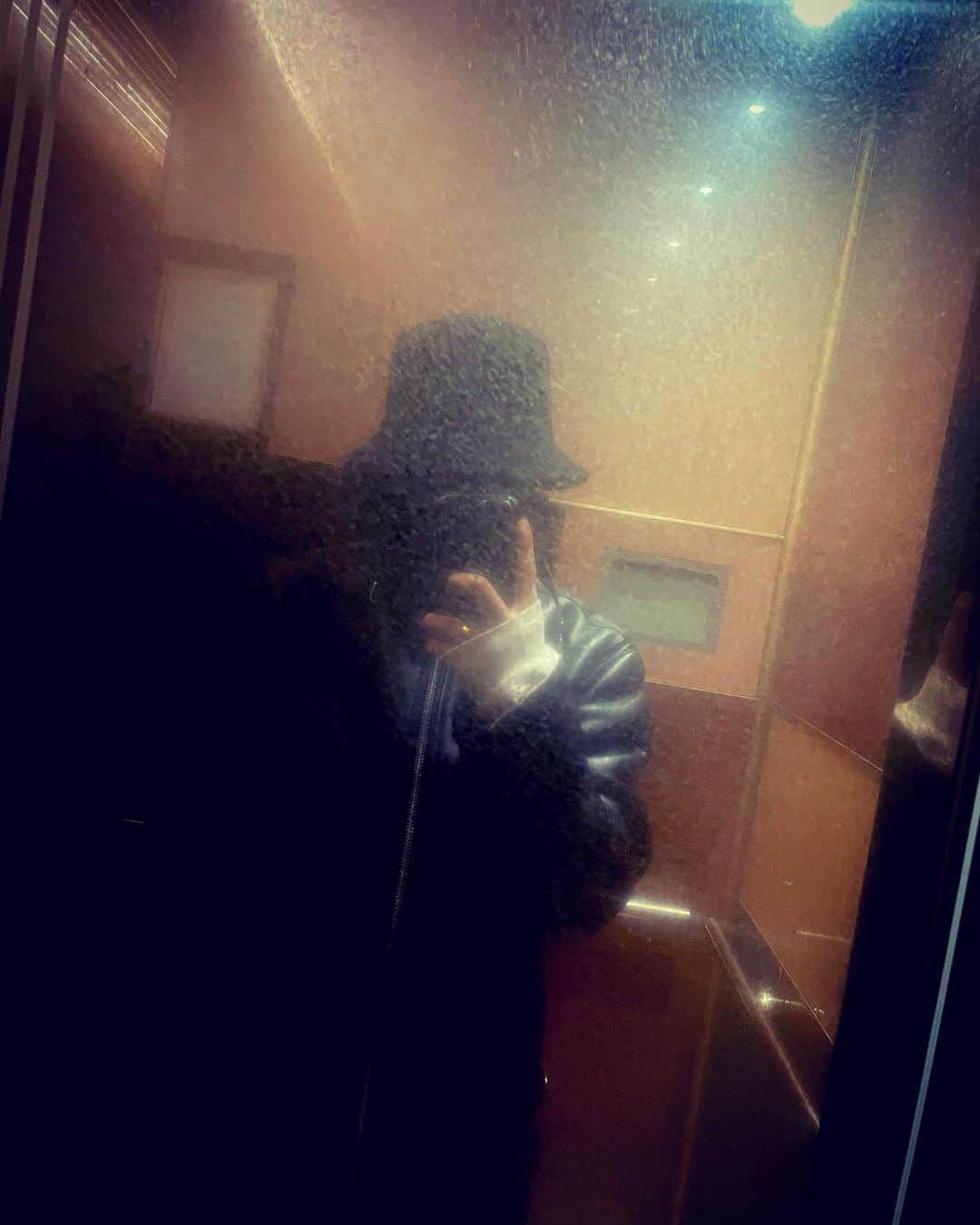 DK（キム・ドンヒョク）さんのインスタグラム写真 - (DK（キム・ドンヒョク）Instagram)「✌️」2月15日 9時10分 - _dong_ii