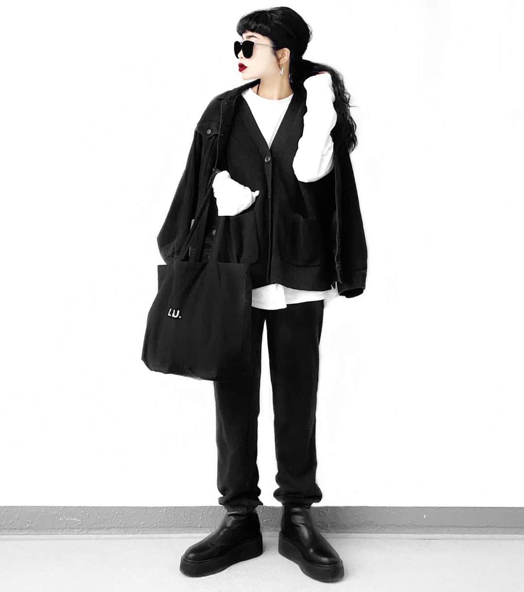 lve_xxxxのインスタグラム：「.﻿ .﻿ ﾆｯﾄﾍﾞｽﾄにｽｳｪｯﾄﾊﾟﾝﾂ﻿ GUとUNIQLOのﾌﾟﾁﾌﾟﾗｺﾝﾋﾞ！﻿ ﻿ 冬物outer衣替えしました。﻿ 今年はほぼ、着なかったな…😑﻿ ﻿ ﻿ －－－－－－－－－－－－－－－－－－  その他ｺｰﾃﾞｱｲﾃﾑ詳細は WEARをご覧くださいませ。  ﾌﾟﾛﾌｨｰﾙのURLよりご覧頂けます☺︎  WEARもfollow 宜しくお願い申し上げます！  －－－－－－－－－－－－－－－－－－ ﻿ ﻿ ﻿  ﻿」