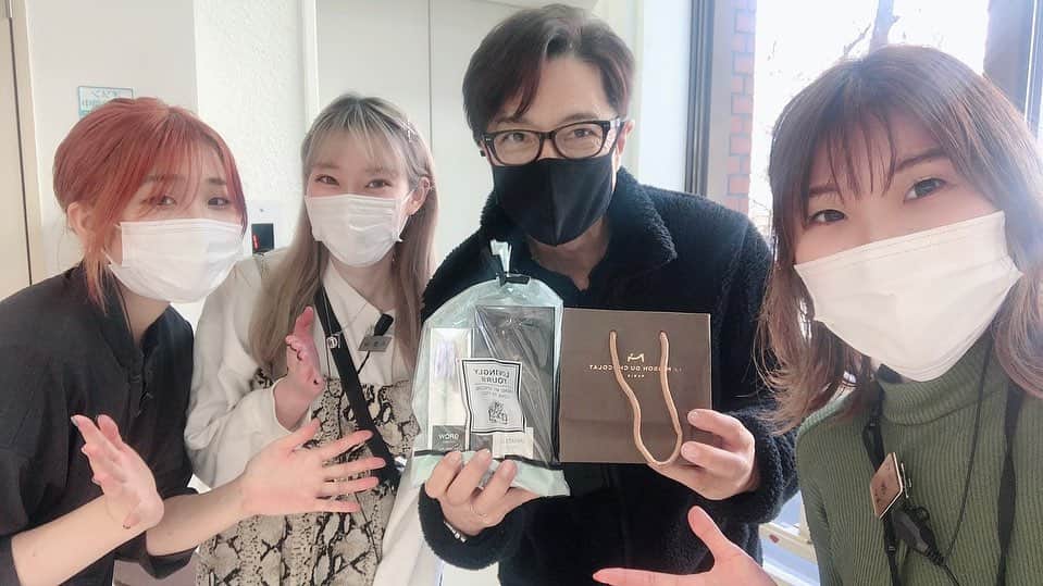 黒田アーサーのインスタグラム：「バレンタインデーの昨日、FORTE表参道店でカット&カラー&炭酸ヘッドスパをして来ました😊僕担当の千鶴ちゃんからお誕生日プレゼントとバレンタインチョコを頂きました❣️毎回忘れずにお誕生日とかバレンタインとかクリスマスとかのイベント事には必ず心温まるメッセージとプレゼント🎁を頂きます😊💕もう15年近くFORTEに通ってますがFORTEと千鶴ちゃんのホスピタリティ精神はずっと変わらず、ブレずにいるのは本当に素晴らしいと思います‼️いつも心から感謝してます💖 #forte  #フォルテ表参道店  #池上千鶴  #いつもありがとう❤️」