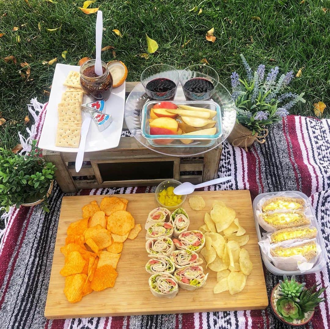 Jada Lalita Patipaksiriのインスタグラム：「Had the sweetest picnic today 🧺🥂💝 #happyvalentinesday #happyanniversary  #picnicdate」