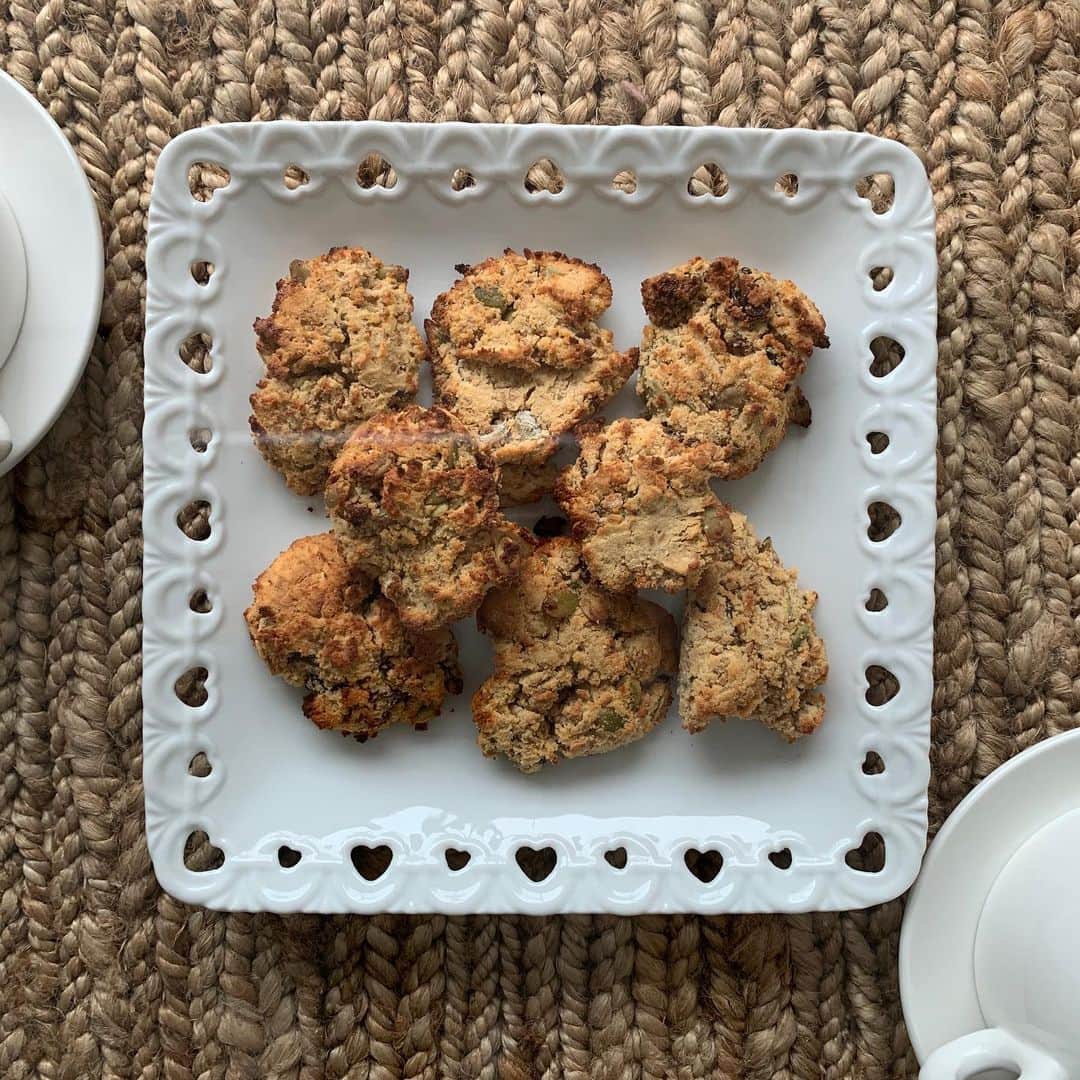 のインスタグラム：「Happy Valentine's Day🤍  Mixed Almond&Coconut flour ,nuts,butter, egg,and dried fruits.It became pretty good cookies in 15min😋🏌️‍♀️  #sweet #coffee #love #play #dowhatyoulovetodo #golfswing」