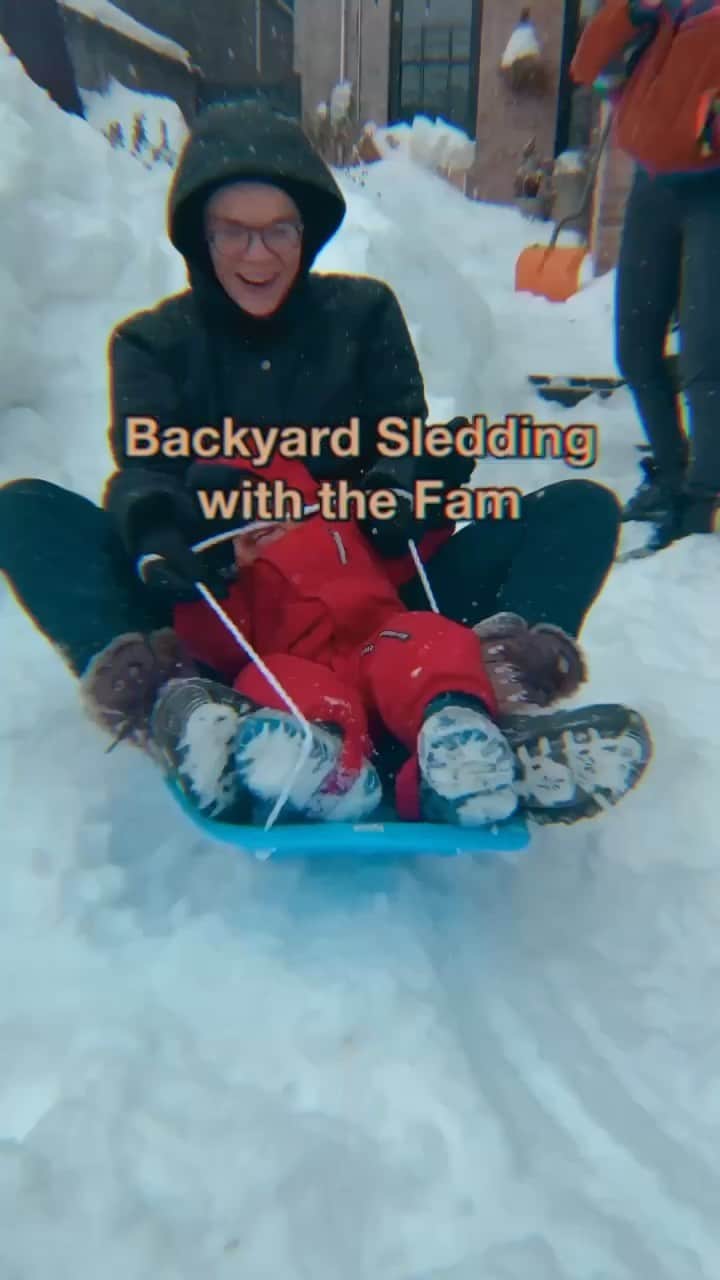 Paul Octaviousのインスタグラム：「Backyard sledding with the family!   I’m realizing having a kid let’s you do the things that brought you joy..like sledding👀❤️❄️  Sledding with @drepurps @juliepurpura & Seb   #winter #chicago #neverendingsnow #snow #rainbowfamily #queerfam」