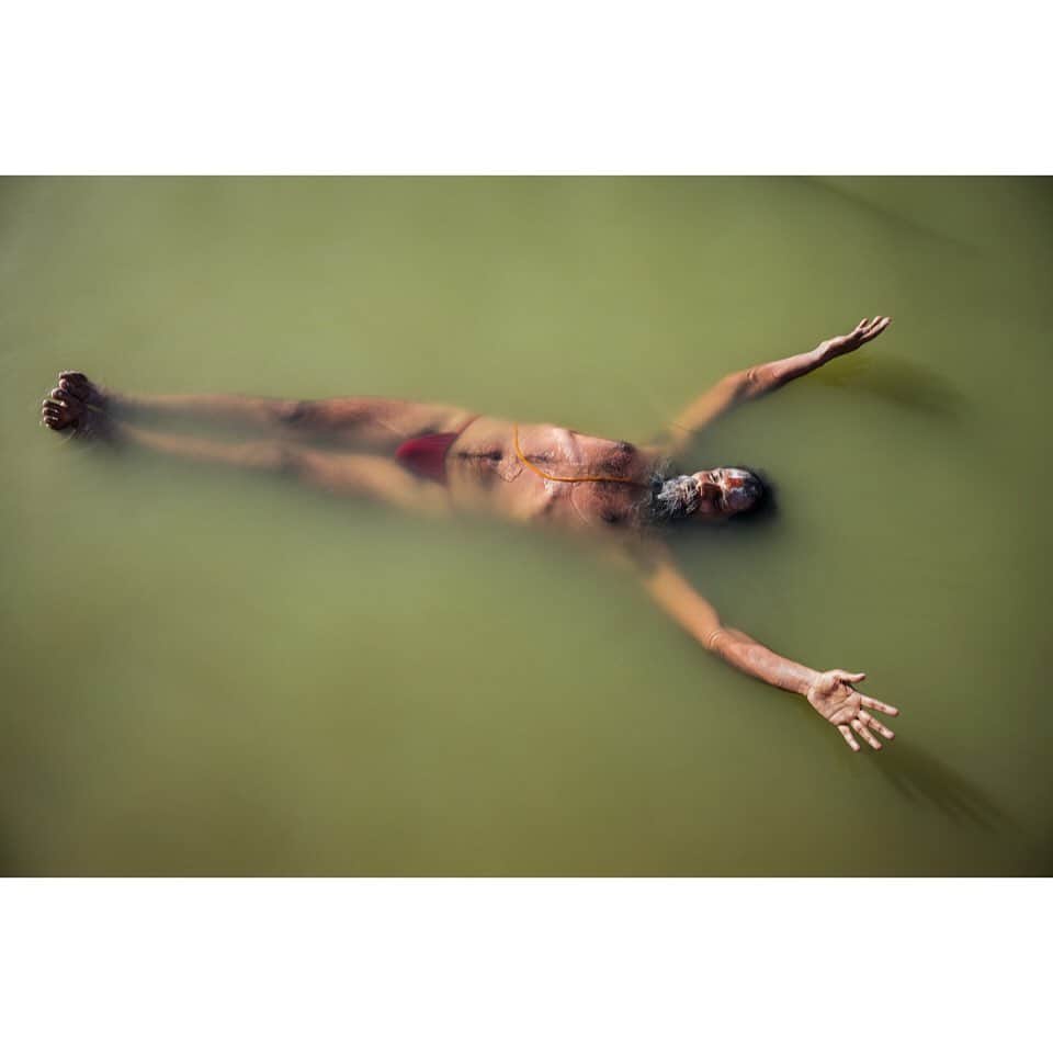 thephotosocietyさんのインスタグラム写真 - (thephotosocietyInstagram)「Photo by @andyrichterphoto / A sadhu practices Plavini Pranayama while floating on the Shipra River during the Kumbh Mela in Ujjain, India. In this breath exercise, the blood flows rapidly in the body, removing impurities and accumulated toxins. It is said that yogis who master this pranayama can sustain life for days without food. . From the series and monograph Serpent in the Wilderness. Follow me @andyrichterphoto for more photographs and stories on yoga and beyond. The feature “Finding Calm”, written by Fran Smith, was published in the January 2020 issue of the magazine and explores the myriad benefits of yoga. @thephotosociety @natgeo #yoga #asana #meditation #serpentinthewilderness #kehrerverlag #andyrichter #andyrichterphoto #ujjain #india #kumbhmela #plavinipranayam #pranayama」2月15日 9時36分 - thephotosociety
