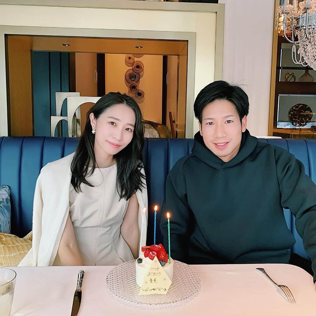 鈴木優美 のインスタグラム：「「いつもありがとう優美」 久しぶりに涙腺崩壊しそうなのを堪えて、胸がじんわり熱くなりました😢 いつも幸せだと思って生きてはいるけれど、だからといっていつもそういうことではない。 余裕がなく、何度も何度もぶつかっては、夫にも自分にも失望して。 自信さえなくして、、 今となっては喧嘩も笑いに変えられ上手くなったけれど（笑）上の子出産後は深刻な喧嘩も中にはあったよね。 喧嘩して泣きながら別室で過ごしたクリスマスとか🎄 育児に追われる私と仕事で疲れている夫。 「こんな人だとは思わなかった」お互いそんな気持ちを感じる日もあったと思います。 結婚5周年。 お互いを尊敬する気持ちがより一層強くなったと感じます✨ 一番の味方。 これから先もお互いがそう思えるような関係でありたい☺️ 2人でいれば、子育てだって本当に笑える事ばかり。 行きたかった @kahalaresort_yokohama のランチ、とても美味しく素敵でした✨ 本当にありがとう🤍 . . いつも夫婦間の事でよく質問頂くので、5周年を機会に長々とすみません。 夫婦間の喧嘩が絶えない、不安な方の少しでもお力になれたらと思います！ お祝いコメント、メッセージ、DMありがとうございます😭✨ これで記念日投稿終えさせて頂きます。 . . . . . . . #結婚記念日 #結婚5周年 #夫婦 #感謝と尊敬 #まだまだ未熟者ですが #よろしくお願いします #ザカハラホテルアンドリゾート横浜 #カハラホテル横浜 #横浜 #横浜ランチ #横浜ママ」