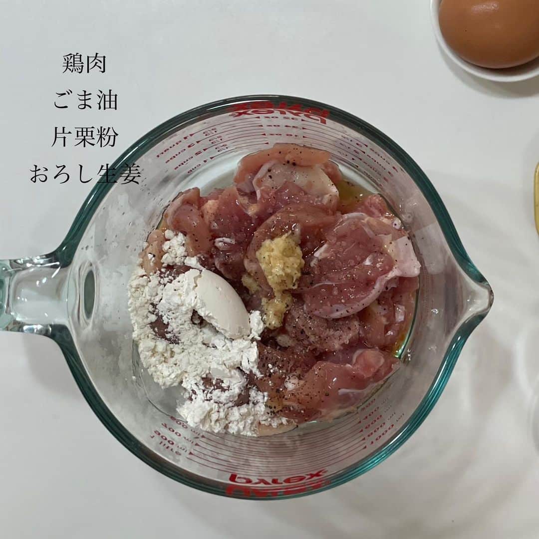 maki ogawaさんのインスタグラム写真 - (maki ogawaInstagram)「おはようございます。  先日作った 柿ピーとゴマ衣の唐揚げ弁当です。 赤ソーセー人がよい顔しています🤣  一口大にカットした鶏肉に 塩コショウ おろし生姜 片栗粉 ごま油を合わせてよく揉み込みます。  柿ピーは綿棒で叩いて細かく砕き、 白胡麻と合わせます。  鶏肉は玉子に潜らせてから 柿ピー&ゴマ衣をしっかりまぶして  160度の油で揚げます。  柿ピーが焦げやすいので 普通の唐揚げより、やや低めの温度で揚げます。  カリカリ柿ピー と プチプチごまの食感が楽しい唐揚げです。  難点は油に柿ピーごまがたくさん落ちることです😅😅 網じゃくしですくったらこんなに。。  落ちない方法はないものだろうか。。  #ソーセー人 #唐揚げ弁当 #japanesefriedchicken #karaage #karaagechicken #ランチ #japanesecuisine #japanesefood #キャラ弁 #cutefood #kawaiifoods #foodstagram #lunch #Japanese_food #japanfood #yummy #料理好きな人と繋がりたい #フーディーテーブル #フーディスト  #bentoexpo #bento #お弁当 #弁当 #kyaraben #kyarabenist #oben365 #lunchbox #bentolover #デコ弁 https://www.youtube.com/user/LuckysundaeMaki/」2月15日 9時30分 - cuteobento