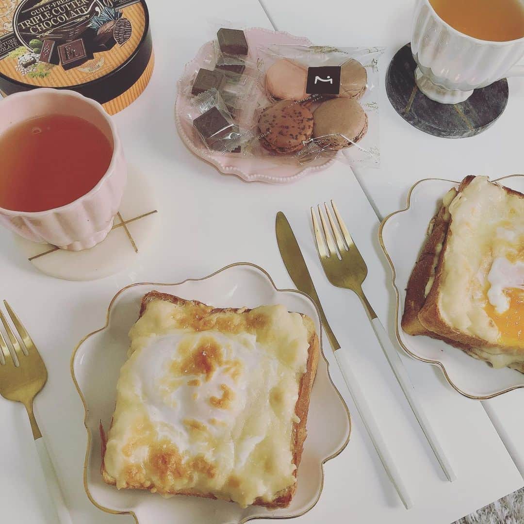 小阪有花（小阪由佳）のインスタグラム：「昨日はバレンタイン💕 チョコレート業界の陰謀だーなんて記事も見るけど、イベントを利用して日々の感謝を伝える☺️こちらもうまく利用しているので良いのです😆  #バレンタイン #バレンタインチョコ作り #クロックマダム #朝食 #ブレックファースト #マカロン」
