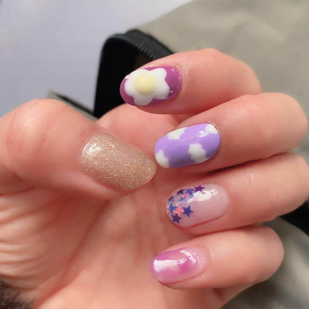 MARIA-Eさんのインスタグラム写真 - (MARIA-EInstagram)「﻿ 🆕ネイル💅﻿ ﻿ 明るい作品のお稽古中は﻿ 派手なデザインにしたくなる…♡﻿ ﻿ 人差し指のお花を失敗しちゃったので﻿ 目玉焼き🍳ということにしました(笑)﻿ ﻿ #newnail #セルフネイル﻿ #ジェルネイル #MARIAネイル」2月15日 9時44分 - maria.eeee