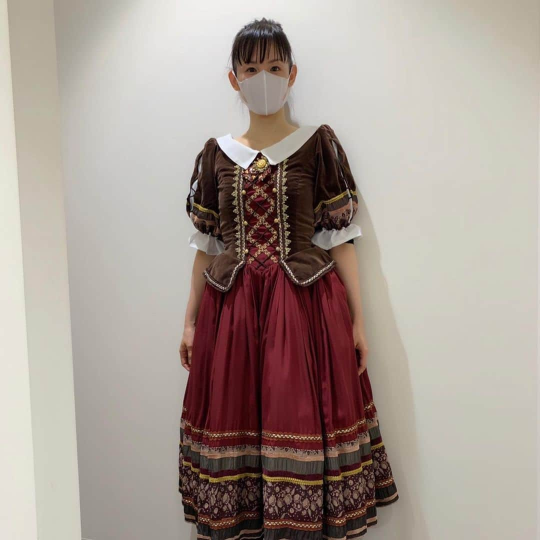 小西真奈美さんのインスタグラム写真 - (小西真奈美Instagram)「昨日ドラマを見てくださった皆様、ありがとうございました。  まさかの『バレエ発表会』。 しかもまさかの難易度の高い チャルダッシュという踊り。 こんな機会でもなければチャルダッシュを踊る事はないと思い、 毎日必死に練習をして、 拙いながらも精一杯に、 緊張しながら撮影しました。  それにしても見てください、 この "初の発表会に出る子供" みたいな顔🤣 初めて衣装を着用して踊ってみた直後。 何だか嬉しかったです。  #ドラマ #カンパニー ＃バレエ #白鳥の湖 #チャルダッシュ #子供か😂」2月15日 9時38分 - manami.official