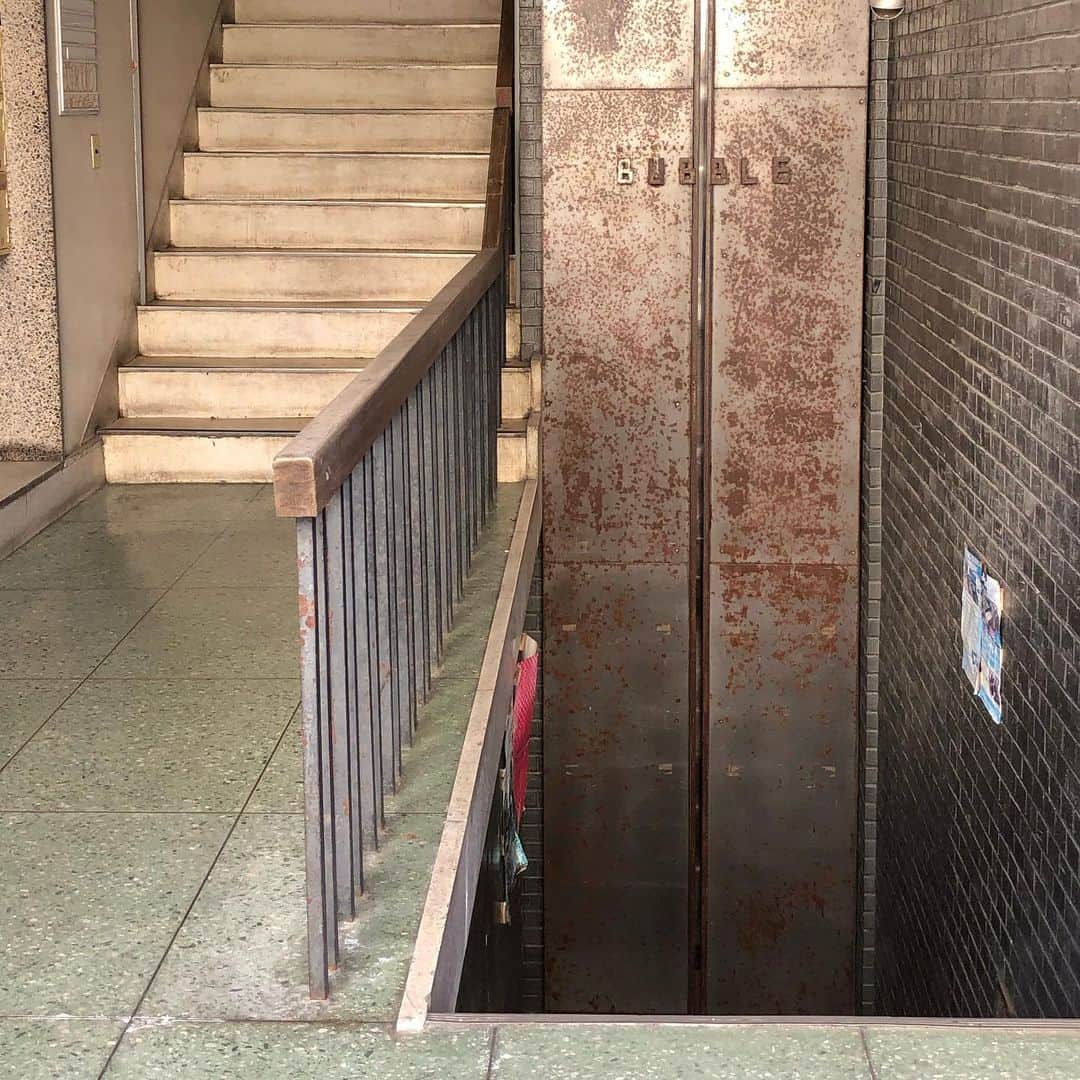 能町みね子のインスタグラム：「このBUBBLEというのはクラブなので、実は内装は新しいっぽいんですが、このガッチリしたビルにとても合った内装ですし、そもそもこの石川ビル3号館がとてもかっこよい。水戸」