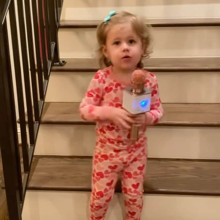 ライアン・シークレストのインスタグラム：「Vocal warm ups, check. Flora's ready for #AmericanIdol!」