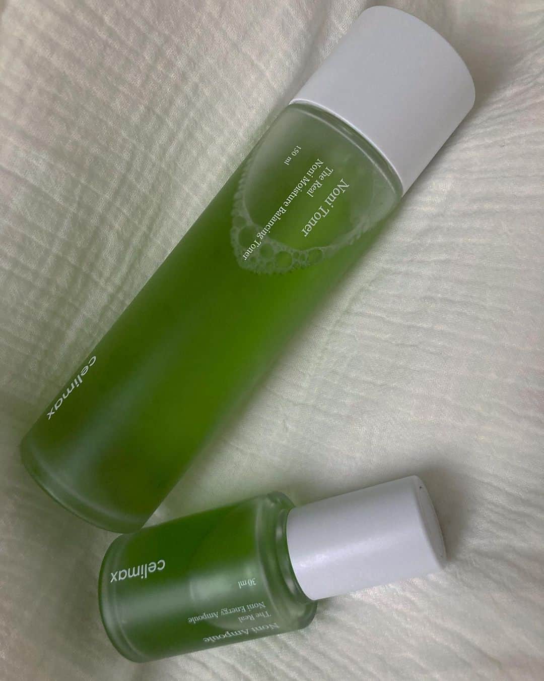 井上花実のインスタグラム：「教えてもらって使ってるノニトナーとノニアンプル🦠 @celimax.korea  @celimax.japan  どっちもQoo10で2000円くらいだけど韓国のスキンケアはお値段以上の仕事してくれるから好き。 けっこうシャバシャバ系で、浸透が早い感じのトナーは、3回つけてしっとりなった。 アンプルはキャップを開けると1回分の使用量がスポイトに入ってるんだけど、乾燥肌すぎる私には足りなくて、2回分の量つかってる。それでもチャップチャプな感じにはならなくて、肌の奥が柔らかくなる感じするけど、私にはもっととろみが必要な気がするので手持ちの保湿クリームつけてる。 ノニクリームまで買ってしまえばよかったかも🦠 あと、トナーが手荒れの傷と目にめちゃくちゃしみる！ リピするかは使い切ってから考えるけど、夏はよさそう🍧 乾燥肌で敏感肌で、今は花粉症の皮膚炎もあったりして複雑だから、あんまりちゃんとしたレビューじゃないかもしれないけど、これから購入を考えているかたに参考になれば嬉しいです。 : #韓国スキンケア#韓国コスメ#qoo10購入品#ノニトナー#ノニアンプル#セリマックス#celinax#nonitoner#noniampoule #乾燥肌#敏感肌スキンケア #敏感肌#乾燥肌スキンケア」