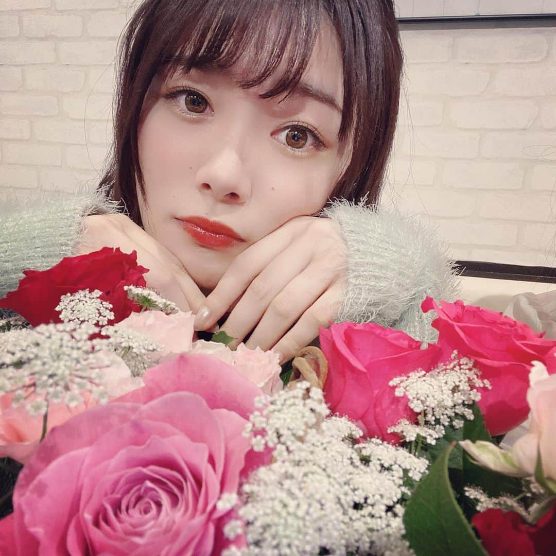 長谷川玲奈さんのインスタグラム写真 - (長谷川玲奈Instagram)「🌹💭 #恋と呼ぶには気持ち悪い  #恋きも #声優」2月15日 9時49分 - bbg_rena0315