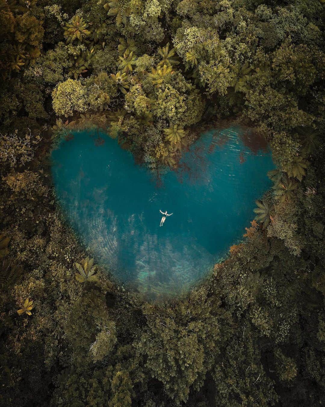 Katy Esquivelのインスタグラム：「Happy ♡ day!  Este San Valentín lo pasé soltera pero con mi familia y fue increíblemente especial! A pesar de que no necesito un día específico del año para demostrarle mi amor a mis seres queridos, esta fecha fue diferente a las anteriores porque me sentí más querida que nunca! No nos sintamos mal por estar “forever alone” en fechas como esta, disfrutemos a nuestras familias y celebremos el amor que nos tenemos a nosotros mismos, no hay nada más hermoso que eso!  FYI: Este cenote en forma de corazón existe! Y estará en el video sobre cenotes que saldrá pronto en mi canal de viajes @katytravels - Link en bio!  Shot by @markharrison4  Foto editada usando @whatthechicfilters」