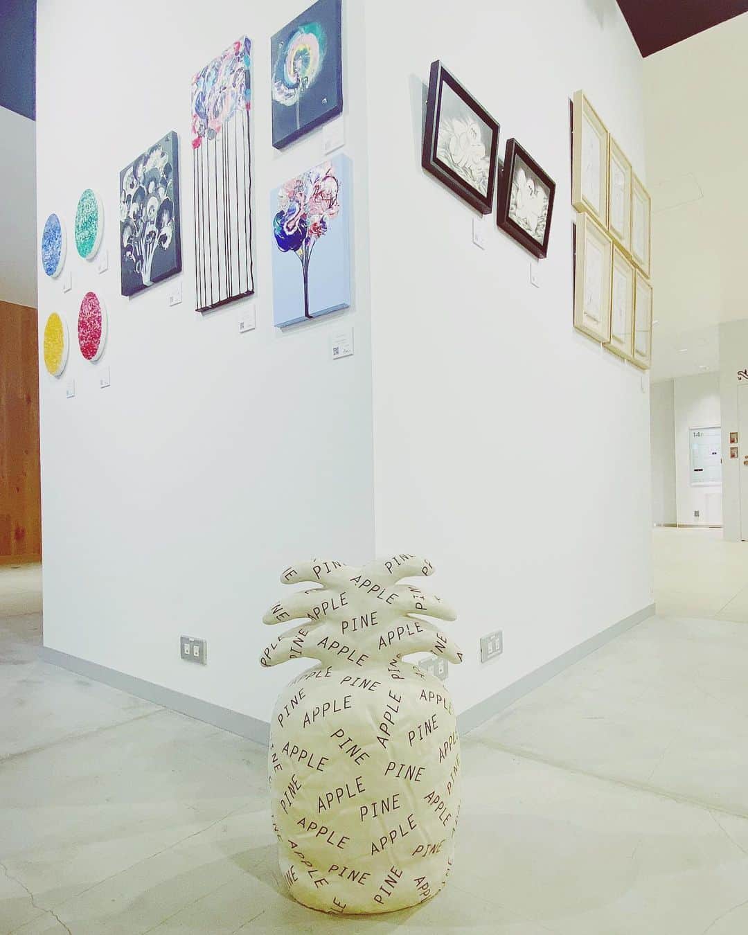 小池花瑠奈さんのインスタグラム写真 - (小池花瑠奈Instagram)「スクランブルスクエア展示場に すてきなアートが増えていました。 オブジェも可愛い☁️🍍  #art #shibuya #abstractpainting #現代美術 #スクランブルスクエア」2月15日 9時52分 - natsu_matsumiya