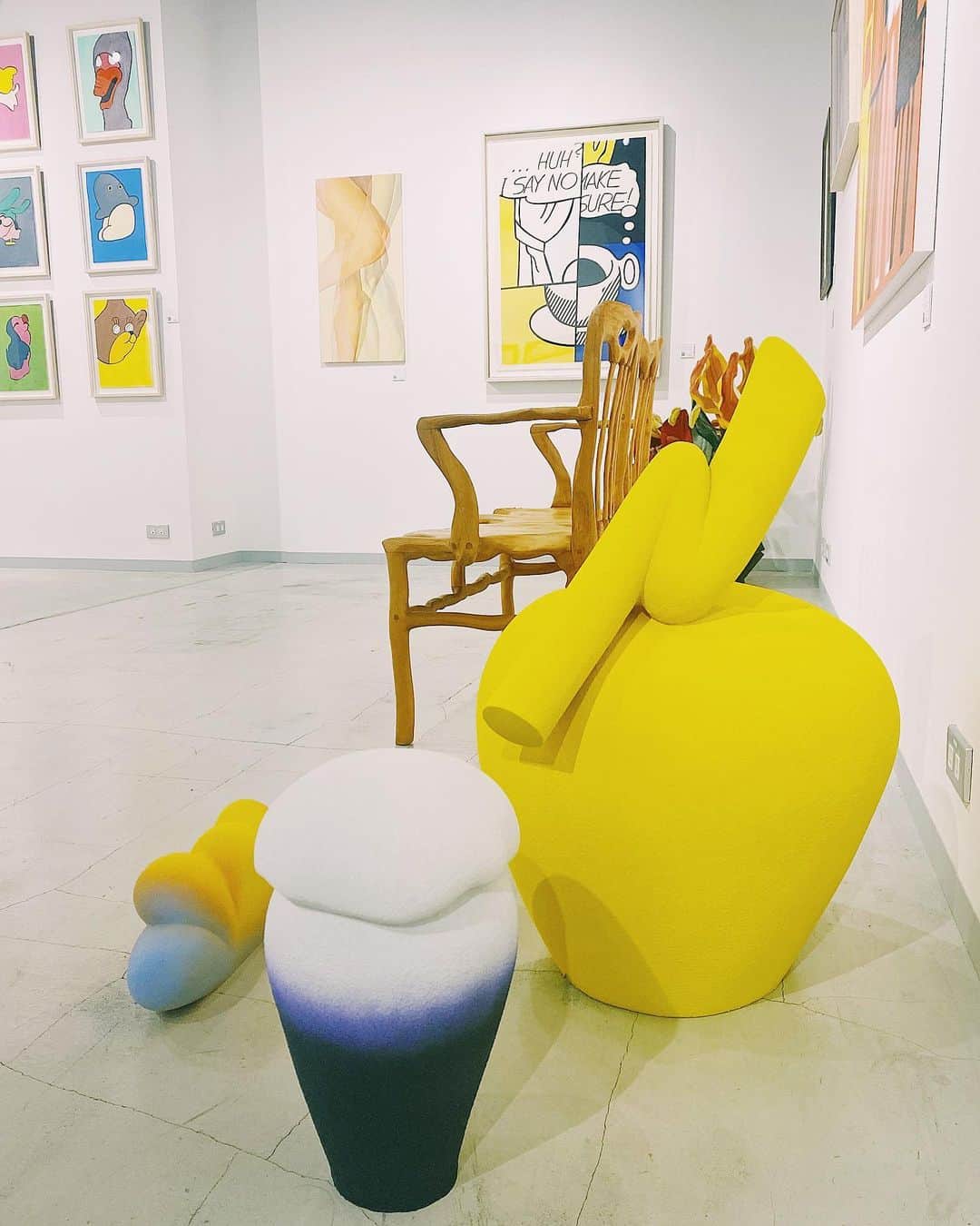 小池花瑠奈のインスタグラム：「スクランブルスクエア展示場に すてきなアートが増えていました。 オブジェも可愛い☁️🍍  #art #shibuya #abstractpainting #現代美術 #スクランブルスクエア」