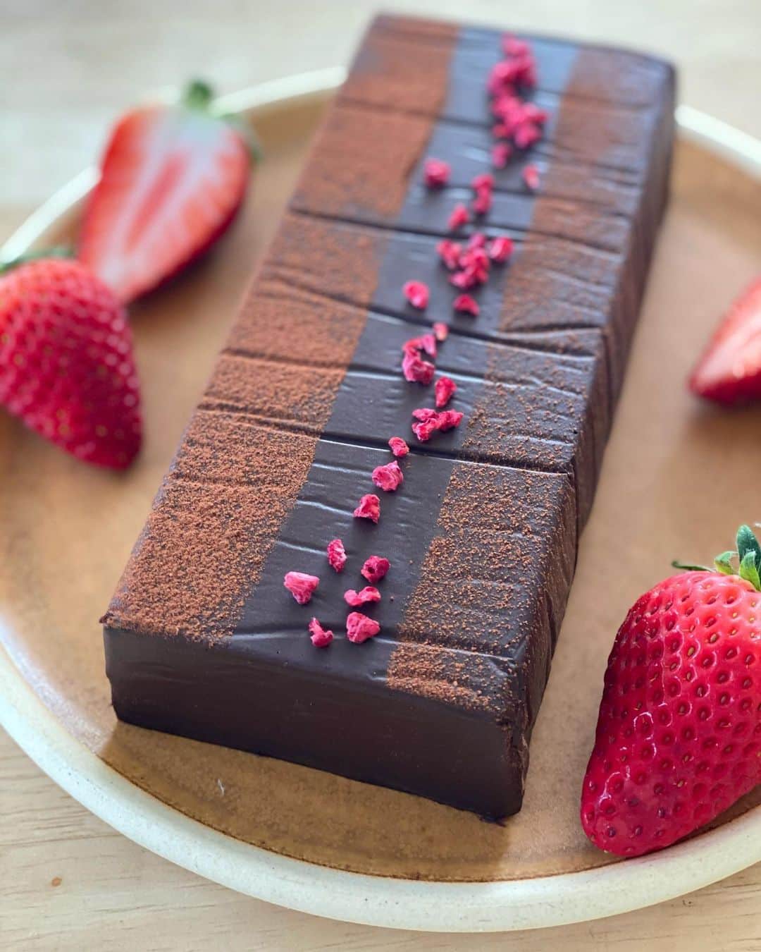 黒澤かなえのインスタグラム：「Happy Valentine🤍🎀  今年は濃厚テリーヌショコラにしました。 75%カカオチョコレートに ラム酒入れて香り高い大人のテリーヌに。 シワが寄ってしまいましたが🤭  コーヒーにもワインにも合う◎  夕飯はパパの好きなクッパとカルビ！笑 ．  #テリーヌショコラ#バレンタイン#happyvalentinesday  #バレンタインレシピ#濃厚テリーヌ #20210214」