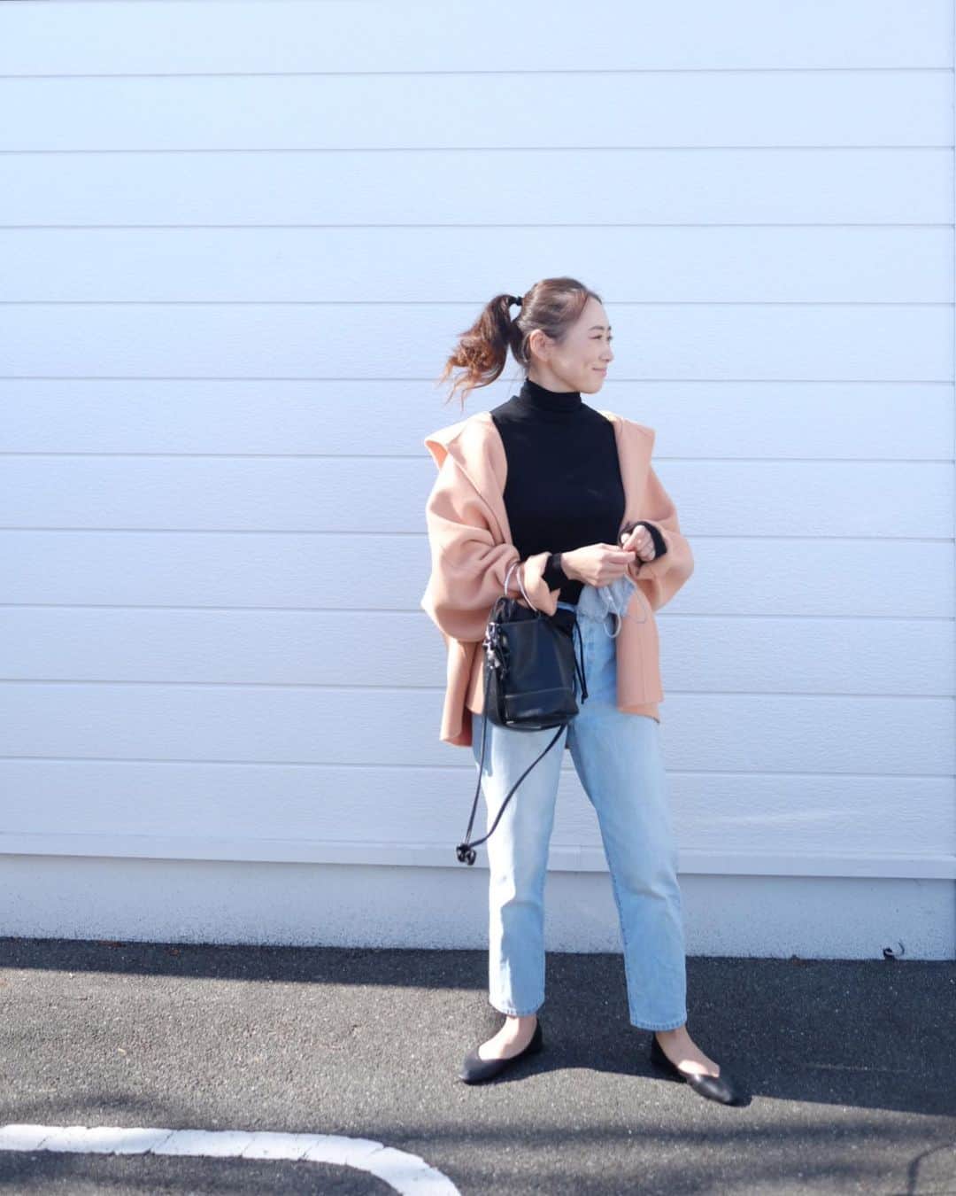 Keikooooooのインスタグラム：「いつかの♡ まだまだ寒い日は、 #UNIQLO の#エクストラファインメリノリブタートルネックセーター をヘビロテ。そしてUNIQLOで見つけたデニムがお気に入り♡ outer @stunninglure #stunninglure  knit @uniqlo #uniqlo  denim @uniqlo #uniqlo shoes @zara #zara bag @blanc_official.jp #blanc_official」