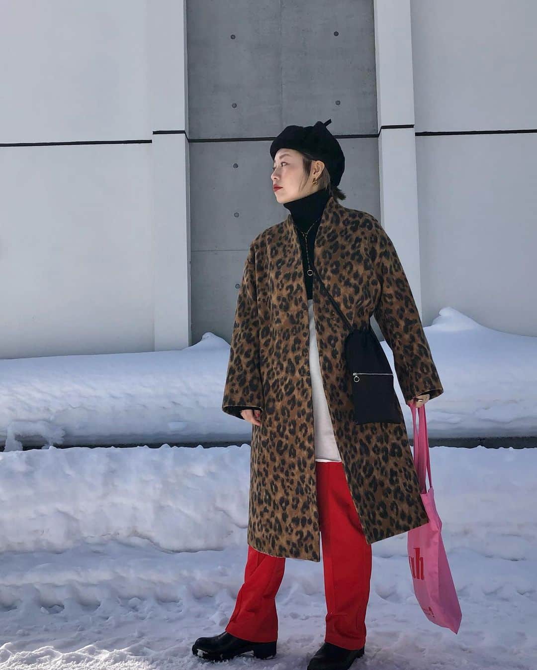 ◆miki◆のインスタグラム：「* * 🐆🐆🐆 * 20年ほど前(いや恐ろし👵🏻) コテコテの古着屋で働いておったんですが (上司はほぼ刺青入りw) あの時代は古着全盛期で みーんな着てたなぁ～☺️懐  頭は金髪のスパイラル 上も下も原色ド派手スタイル 顔はとんでもなく濃い～メイク かなりの頻度で合コン三昧🤣 (↑ココで父ちゃんと付き合うw) ほんで調子コイてたなぁーw  想像するだけで恐ろしい☺️ 若いって無敵だよねww  1度落ち着いた古着熱が また最近、フツフツ来とって 父ちゃんと古着屋巡っておるんです🥰  札幌でイケてる古着屋さん知らんかね？ 全盛期だった頃の古着屋さんは もういなくなっとる😂😂😂悲  古着着たいなぁ～🤡  #ヒョウ柄ババア #母ちゃんのootd #ママコーデ #ママファッション #マタニティコーデ #マタニティファッション #ぷんにー #妊娠6ヶ月  #差し色ババア」