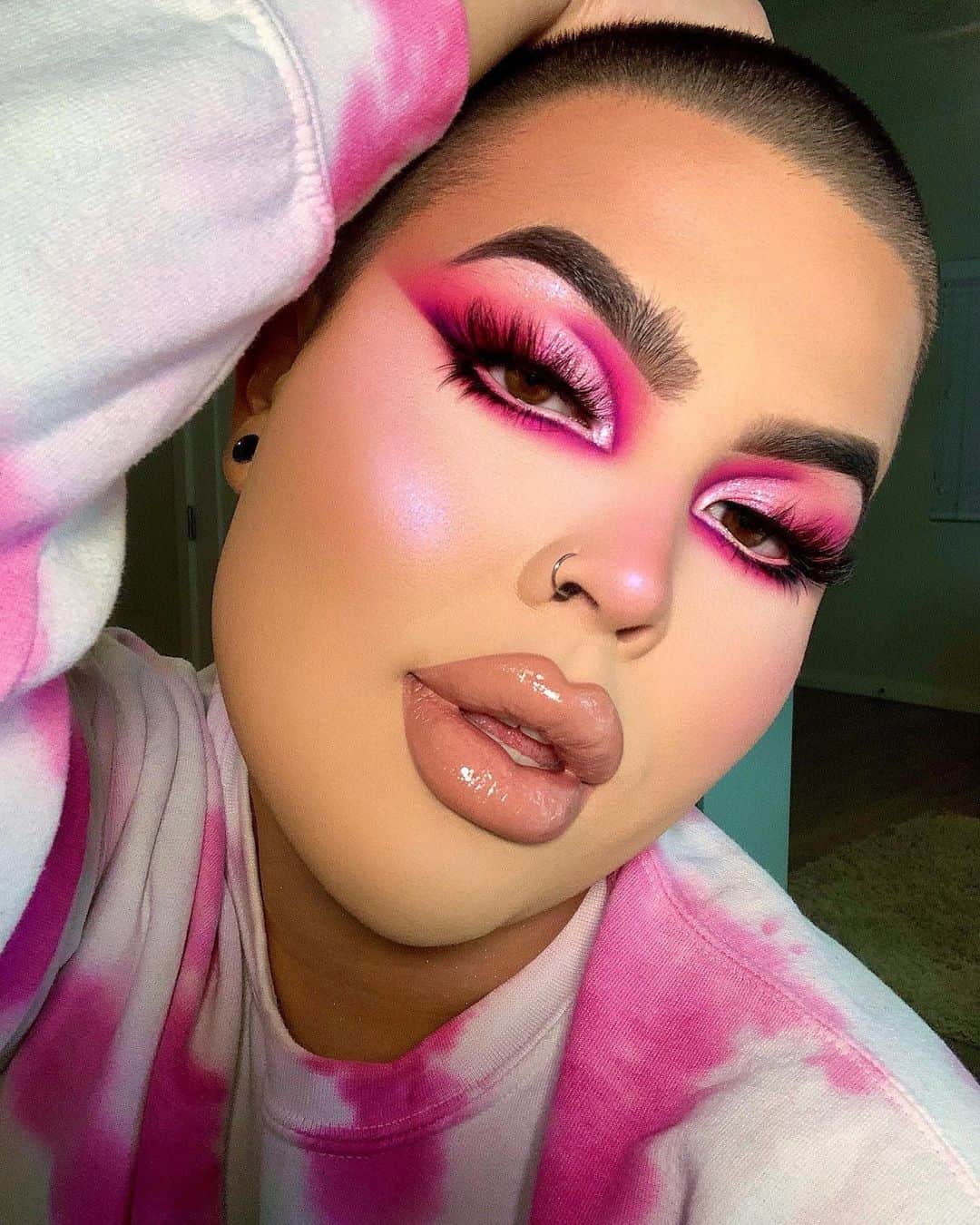 LORACのインスタグラム：「#repost @zackaryvang Valentine feeling 🌸 LUX Diamond Lip Gloss in PINK SANDS - link in bio!  #LORAC #LORACCosmetics」