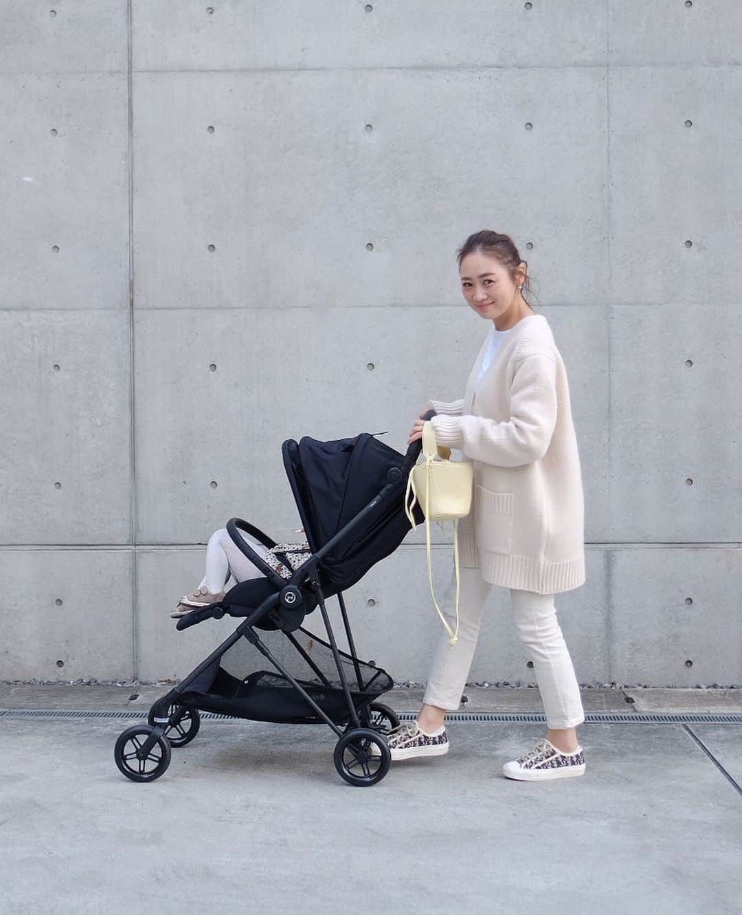 Keikooooooのインスタグラム：「今使ってる軽〜いベビーカー🥰♥️  そろそろ軽いタイプのベビーカー欲しいなと  思っていたところに、@cybex_japan の #メリオカーボン が、バンパーバーやファブリックがリニューアルされて、スタイリッシュになってた✨  とっても良かったので、記事にしてみます📝♡ ✔︎5.8kgと軽いのに、走行性も良い👏🏻  ✔︎生後1ヶ月から使える  ✔︎対面、背面OK  ✔︎しかも対面でもたためる😳‼︎←ここ重要‼︎  ✔︎ 「3カル」押して軽くて、持っても軽くて、ずっと軽い（3歳ぐらいまで使えます）  ✔︎シート面がメッシュ  ✔︎キャノピーが、全部閉まる  ✔︎通気窓も付いてる  ✔︎高級感あるデザイン 言うことなし😚♥️♥️ 初めて買ったベビーカーは、ミオス🚗✨  こちらはちょっと重いながらも走行性は抜群で、安定感もあり、スタイリッシュですごく気に入っていたけど、だんだんおチビも大きくなってきて、旅行に行ったりするにも軽いの欲しいなと思っていたところ💭  「3カル」のコンセプトのメリオカーボンに出会い、すごく気に入ってます♡  12kg近い娘を乗せても走行性も良くて、小回りも効いてて素晴らしい👏🏻✨  種類は、”MELIOカーボン”  色は”ディープブラックJP”です♡ 沢山種類もあるし高い買い物だから悩むけど、毎日使うものだから、拘りたいですよね。後悔しないベビーカー選びの参考になりますように♡  動画も参考に😌🤍👉 #cybex#サイベックス #サイベックスメリオ #メリオスナップ #3カル#PR  #メリオカーボン #ベビーカー #ベビーカー購入 #メリオ#ベビーカー選びの新常識 #後悔しないベビーカー選び #MELIOカーボン ディープブラックJP」