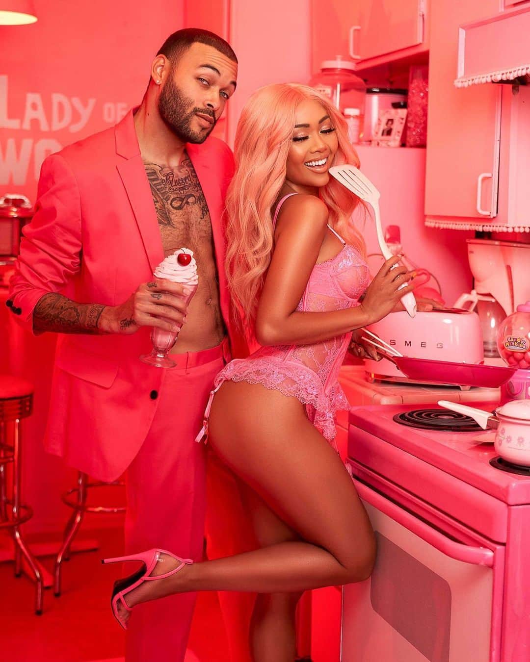 リアン Vのインスタグラム：「Love so sweet 🧁🍒 #HappyValentinesDay   Shot : @shotbygiftedmindset  Makeup : @makeupari_  Hair : @seanchristopherfears  Styled: @jyotisha_  @savagexfenty」