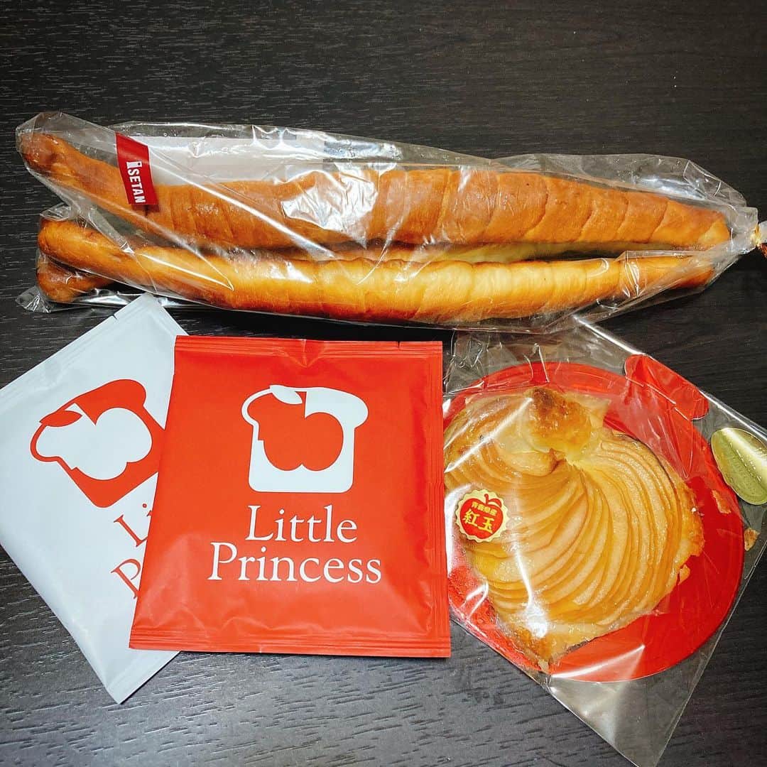 田井弘子さんのインスタグラム写真 - (田井弘子Instagram)「本日の #朝ごパン  #青森りんご #りんごパイ #リトルプリンセス #カルピスバターパン  伊勢丹にて、パンのイベント☆ 食べきれないのに、アレもコレも欲しくなっちゃう。」2月15日 10時10分 - hirokotai