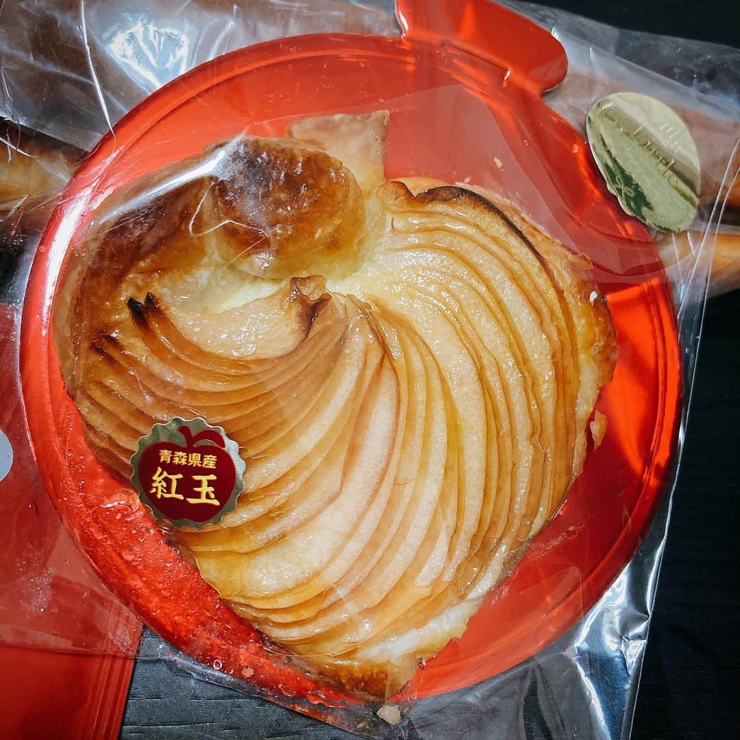 田井弘子さんのインスタグラム写真 - (田井弘子Instagram)「本日の #朝ごパン  #青森りんご #りんごパイ #リトルプリンセス #カルピスバターパン  伊勢丹にて、パンのイベント☆ 食べきれないのに、アレもコレも欲しくなっちゃう。」2月15日 10時10分 - hirokotai