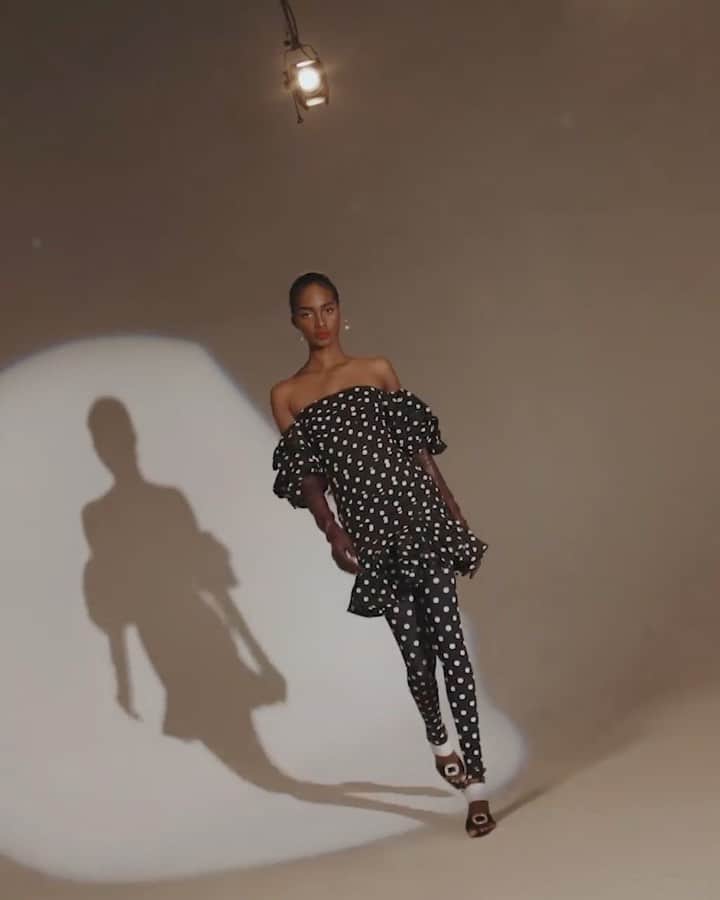 Fashion Weekのインスタグラム：「An ode to New York City. 🗽 @PrabalGurung's February 2021 collection focuses on his rekindled love affair with the city where a revolution of self-expression and a hopeful resistance took place this past summer. Watch the powerful digital presentation, now streaming at nyfw.com.」