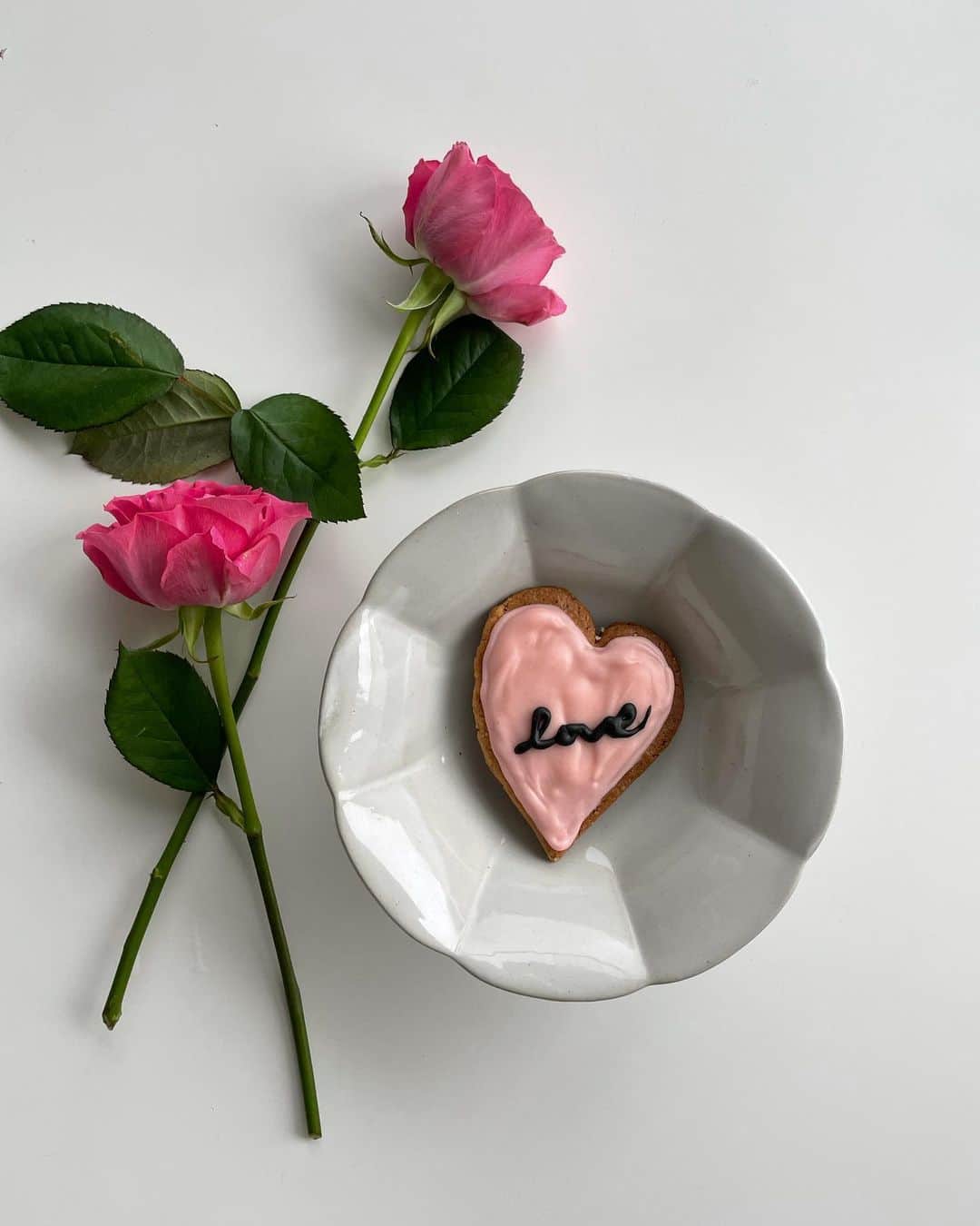 田中シェンさんのインスタグラム写真 - (田中シェンInstagram)「With my heart to you🌹 Will you be my valentine?☺️  ハッピーバレンタインでした🌈 アイシングクッキー🍪 作ったよ❣️ 日頃の感謝を込めて💕 ❤️LOVE❤️  #shentastic」2月15日 10時04分 - shen_tanaka