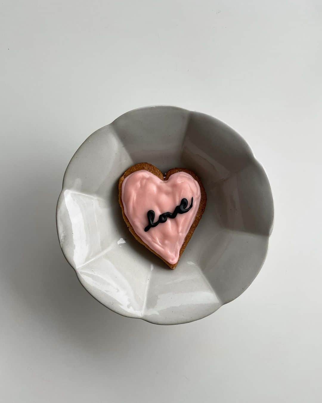 田中シェンさんのインスタグラム写真 - (田中シェンInstagram)「With my heart to you🌹 Will you be my valentine?☺️  ハッピーバレンタインでした🌈 アイシングクッキー🍪 作ったよ❣️ 日頃の感謝を込めて💕 ❤️LOVE❤️  #shentastic」2月15日 10時04分 - shen_tanaka