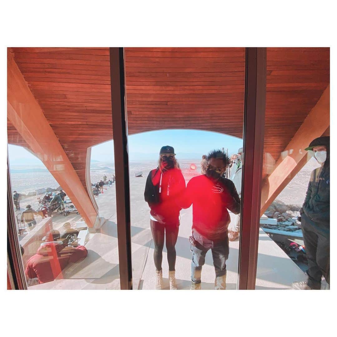 のインスタグラム：「My co-conspirator and hero. We did it. It wasn’t easy. But we fucking did the damn thing. Love you, Matty. 🐐」