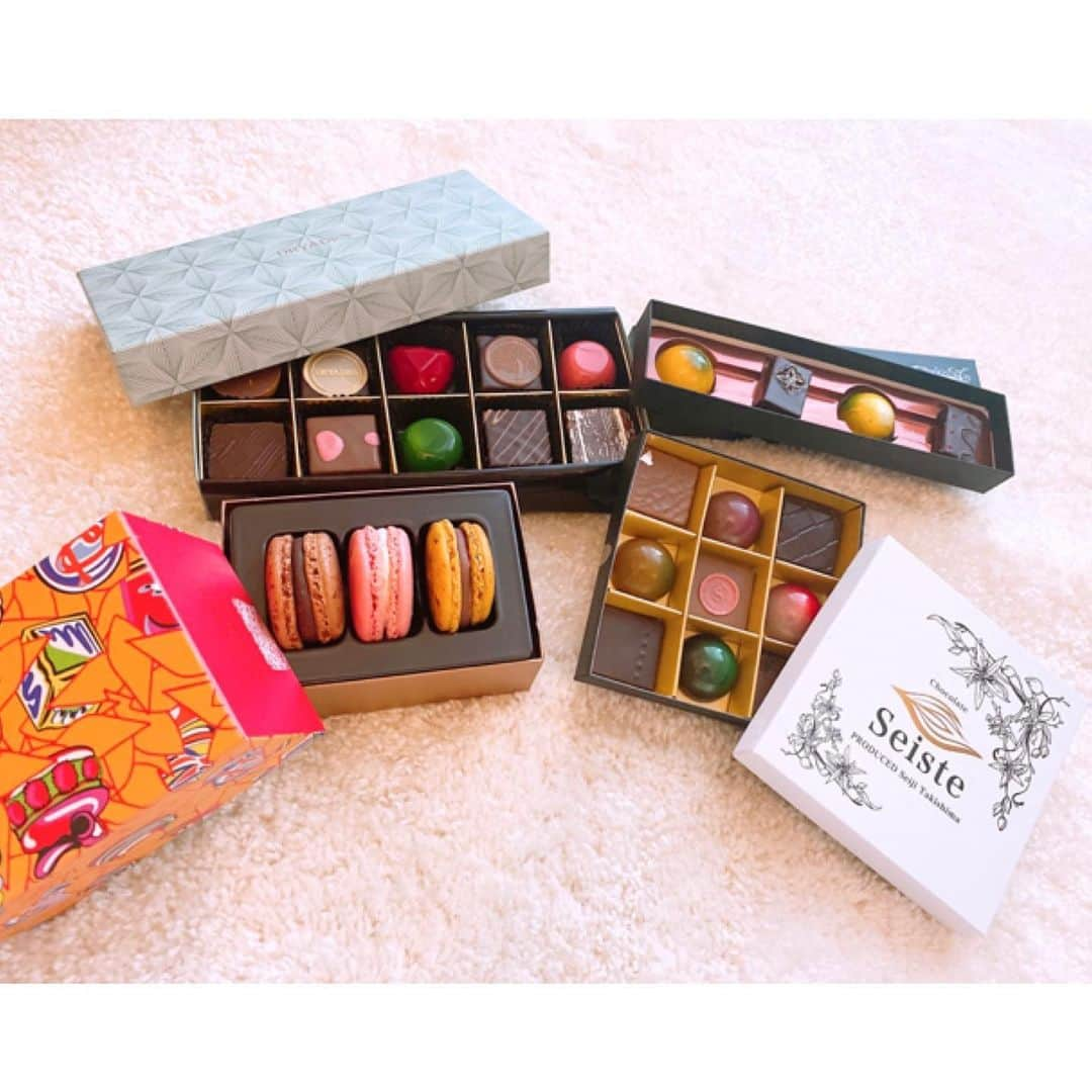 秋元真夏さんのインスタグラム写真 - (秋元真夏Instagram)「. Happy Valentine's Day🤎🍫  毎年リハがあったから みんなに渡してたけど 今年はなかったので自分用だけ☺️  大好きなドラマ失恋ショコラティエを 思い出しながら大事に１つずつ もぐもぐします🧸🍪  マカロンはスタッフさんからの いただきもの☺️💗  #バレンタイン #さえこさんすきだったなぁ」2月15日 21時05分 - manatsu.akimoto_official