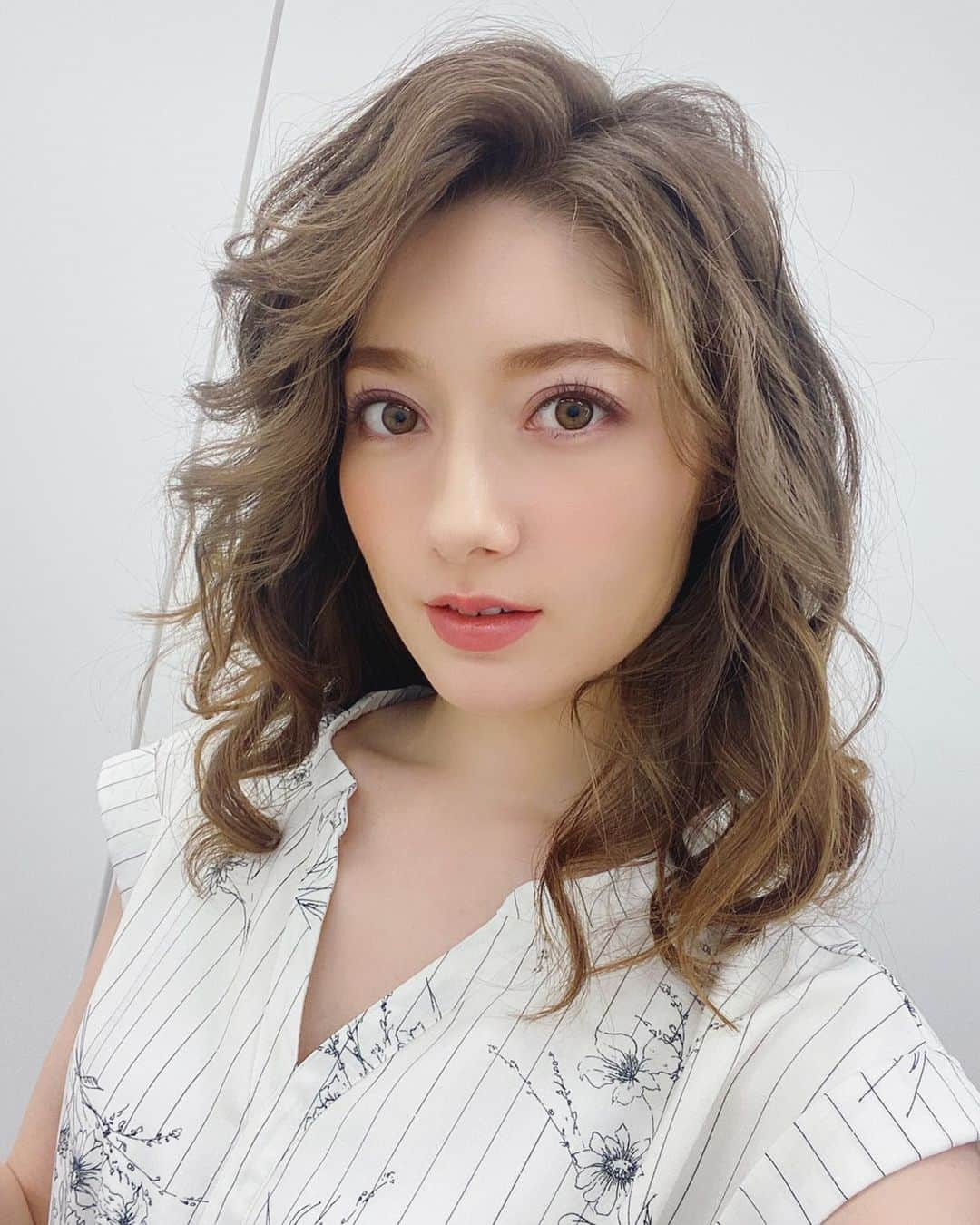 ティファニー春香さんのインスタグラム写真 - (ティファニー春香Instagram)「.  かきあげふわふわヘアに、 バーガンディメイクだった日🍇🤍  自分ではあまりしない スタイルだったので新鮮でした！🕊  #shooting #makeup #hairstyle」2月15日 21時05分 - tiffanyharuka