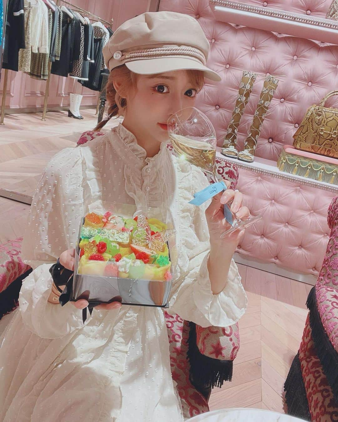 明日花キララさんのインスタグラム写真 - (明日花キララInstagram)「GUCCIの担当様がバレンタインデーに合わせてétéのケーキを用意してくださいました❣︎❣︎🧁 大好きななっちゃんのケーキとGUCCI様のコラボはさすがに領域展開ですよ🦋🥮 ドラえもんコラボ中だったのでどら焼きまで頂いちゃいました😋かわいすぎ！！！ #gucci #gucciaoyama #guccidoraemon #été」2月15日 20時58分 - asukakiraran