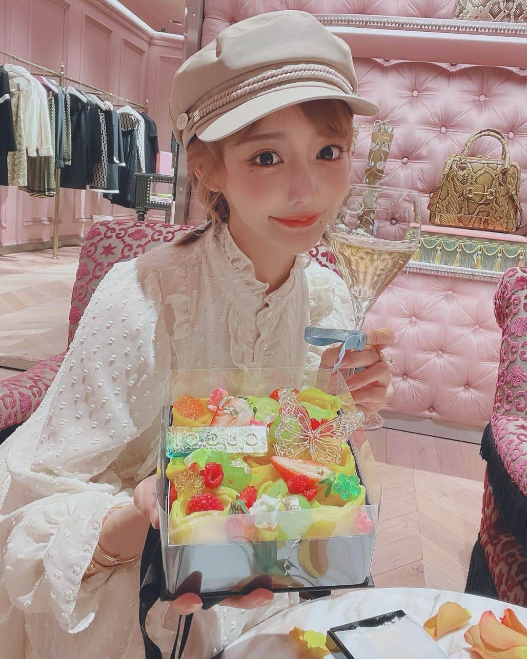 明日花キララのインスタグラム：「GUCCIの担当様がバレンタインデーに合わせてétéのケーキを用意してくださいました❣︎❣︎🧁 大好きななっちゃんのケーキとGUCCI様のコラボはさすがに領域展開ですよ🦋🥮 ドラえもんコラボ中だったのでどら焼きまで頂いちゃいました😋かわいすぎ！！！ #gucci #gucciaoyama #guccidoraemon #été」