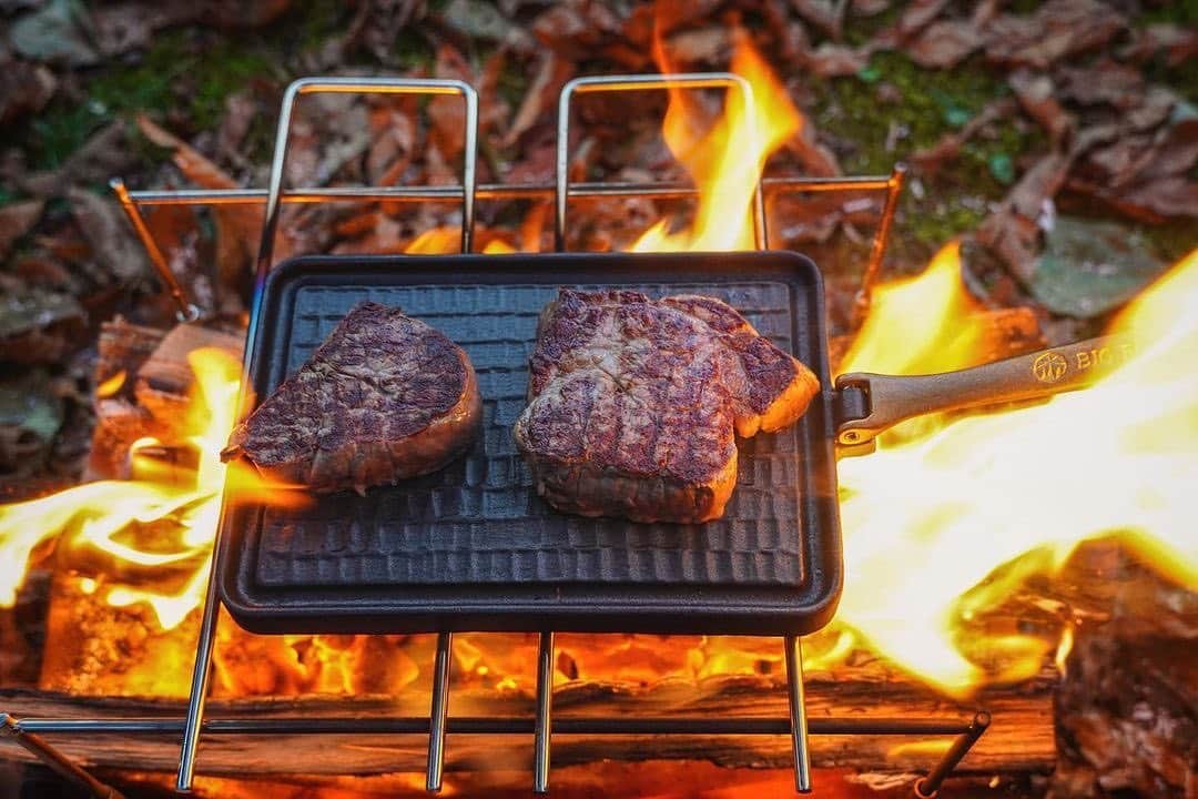 CAMP_HACKさんのインスタグラム写真 - (CAMP_HACKInstagram)「うろこ状に加工された独特の鉄板は、ビッグフォレストの「グリルプレート かるpan-Premium」。お肉の焼き上がりにこだわりたい方、ぜひお試しを！ . . from CAMP HACK . CAMP HACKであなたのキャンプライフを取材します！ 『#camphack取材』を付けて投稿！ . Photo by @fjnami さん . #camp #camping #camphack #outdoorlife #outdoor #trip #travel #japan #followme #weekend #travelling #outdoorgirl #family #familytrip #キャンプ #アウトドア #キャンプ道具 #キャンプ初心者 #家族 #外遊び #自然 #キャンプ場 #お出かけ」2月15日 21時00分 - camp_hack