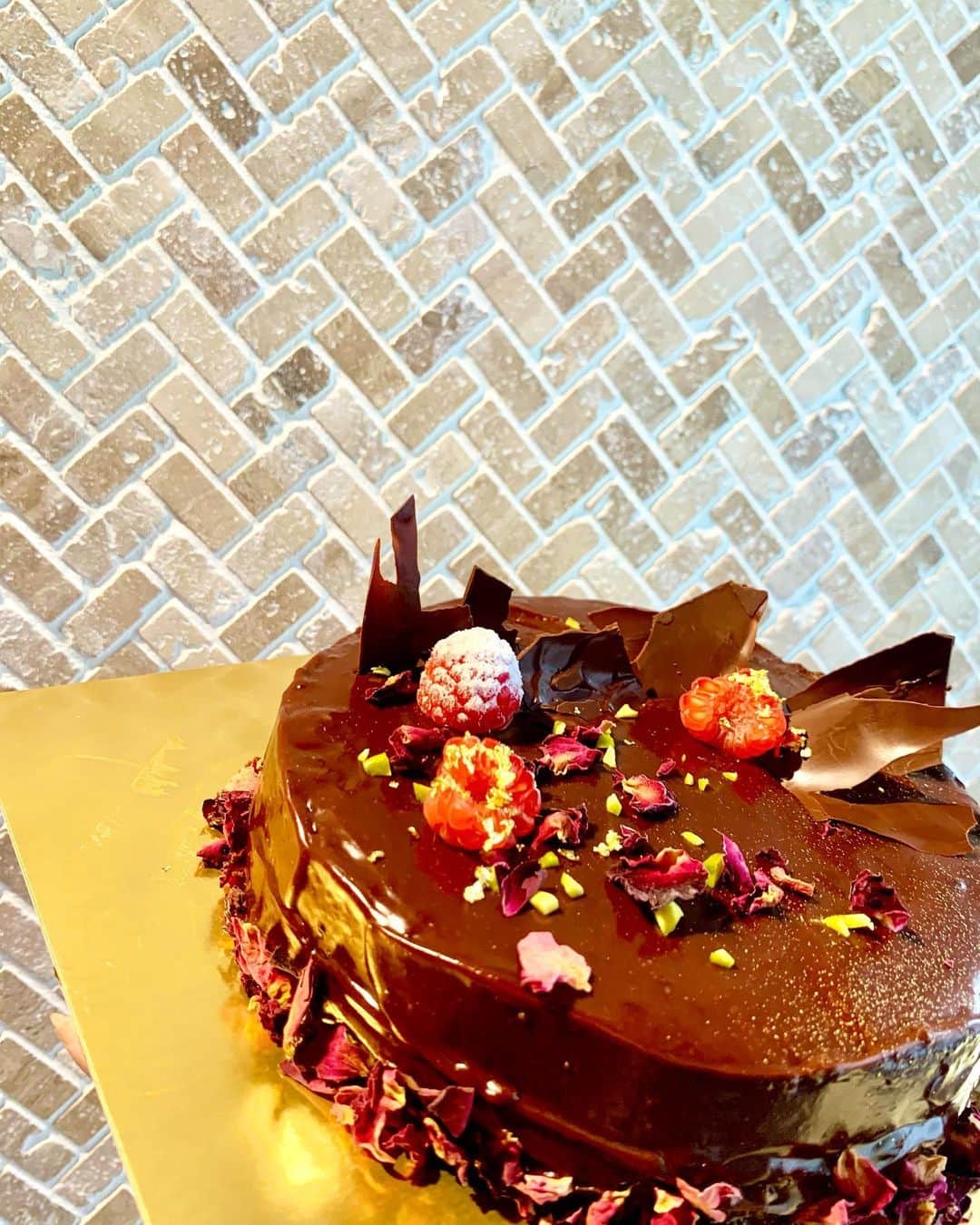 堀江聖夏さんのインスタグラム写真 - (堀江聖夏Instagram)「ザッハトルテ・ア・ラ・ローズ🤍🤍🤍﻿ ﻿ ﻿ ﻿ 久しぶりにケーキを﻿ 作りましたꪔ̤̥ ꪔ̤̮ ꪔ̤̥﻿ ﻿ ローズも周りについていて﻿ 大人ケーキになりました🫕♥️﻿ ﻿ チョコレートケーキ、だいすき♡﻿ みなさんは、何味のケーキが﻿ お好きですか？🎂﻿ ﻿ ﻿ #手作り﻿ #cake﻿ #ABCクッキング」2月15日 21時00分 - mina_horie