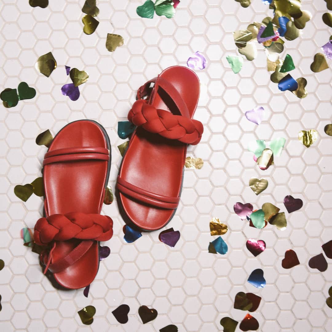 Schutzのインスタグラム：「PARTY INSIDE WITH SCHUTZ 💃✨ #SchutzPartyInside #SchutzCarnaval」