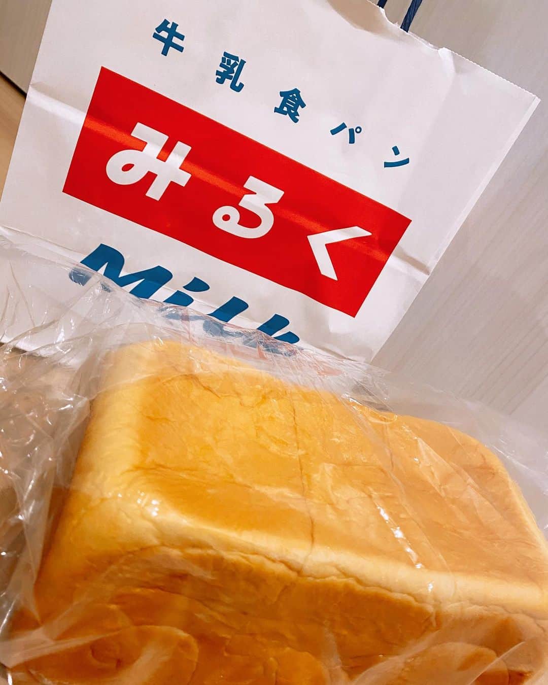 矢代梢のインスタグラム：「牛乳食パンみるく🍞 甘みがあって美味しゅうございます😋 #牛乳食パン専門店みるく #食パン #🍞 #渋谷」