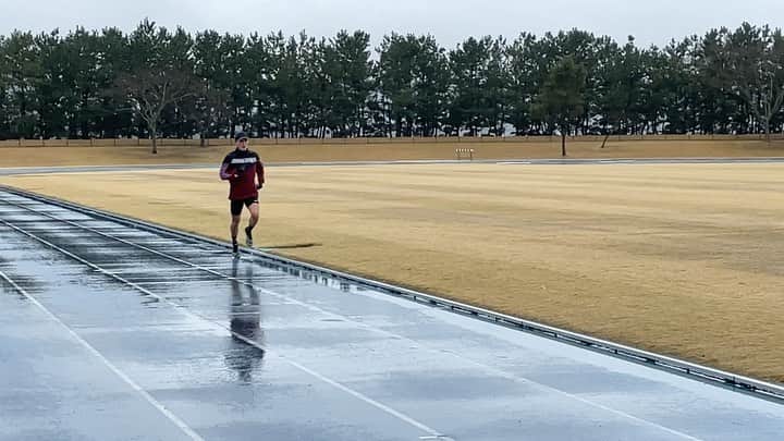 服部勇馬のインスタグラム：「. ずっと晴れの日が続けば草木も枯れてしまうから、 時には雨の日があっていいのかな。  おおらかな気持ちで走れていた今日。  アスリートも同じような気がするよ。 晴れ舞台で結果出す為にまずは土作りからだね。  #nike #toyota#marathon#training」