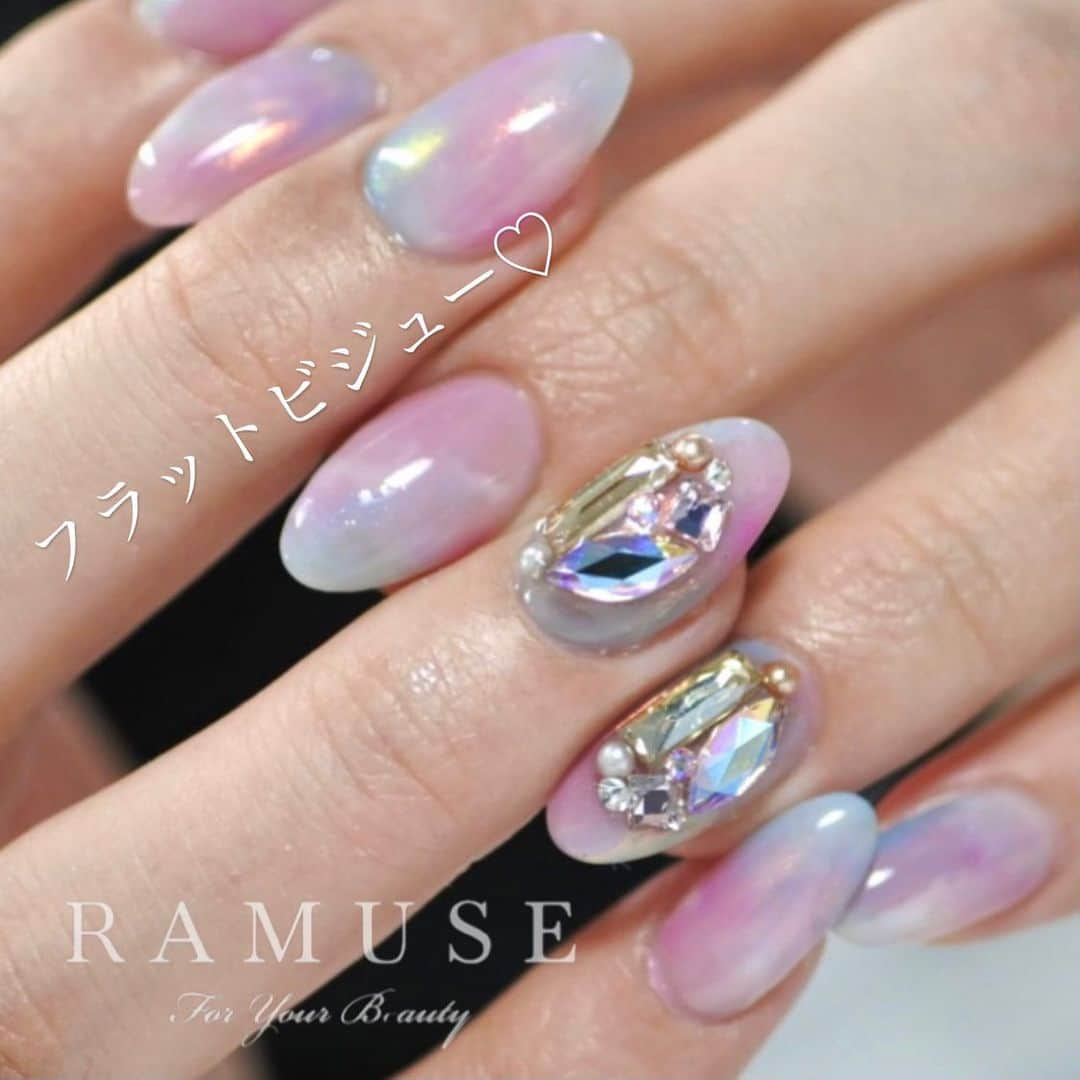 Riyo.Nailartistさんのインスタグラム写真 - (Riyo.NailartistInstagram)「透明感あって可愛い大理石柄✨ 使用カラー👇 @leafgel_premium 新色🌸 #ヴィンテージシアーシリーズ . #460オールドローズ　と #461シャドウブルー　　 #097ノワドココシャンテ  でタイダイ風にして硬化 #k02ラヴィッスマンフラグランス で色付け💕 仕上げに#マジックミラーペンシル　で オーロラ感をプラスで幻想的に✨ . ヴィンテージシアーシリーズは くすんでるけどグラデもしやすくてめっちゃオススメ！ やっぱり塗りやすさは1度使うと抜け出せないレベルの リーフジェル☺️ぜひチェックしてみてね！ . . RAMUSEで大人気の#オーダーネイルチップ　は ホットペッパービューティーからもご予約可能‼️ お日にちに余裕をもってまずはカウンセリングで デザイン等ご相談下さい！✨ 只今最短3日後でのお渡しが出来ます💓 . . . -------------------------- 大阪、梅田ジェルネイル 口コミランキング1位👑 全国フォトギャラリー1位👑 ご予約、詳細はこちら @ramuse.foryourbeauty ☎︎06-6136-8677 . 🌟LINE@でもご予約受付中🌟 LINE ID 【@bca6832z】 @マークも入れて検索！ -------------------------- . . #RAMUSEForYourBeauty#nail#nails#gelnail#ネイル#ジェルネイル#ネイルサロン大阪 　#冬ネイル #ネイルサンプル #ピンクネイル #タイダイネイル#セルフネイル　#ブライダルネイルチップ　#シンプルネイル　#ニュアンスネイル　#大理石ネイル #リーフジェル　#ピンクネイル　#ブライダルネイル #ネイルチップ販売　#ネイルチップ #春ネイル　#春コーデ　#大阪　#リーフジェル」2月15日 21時03分 - riyo1621