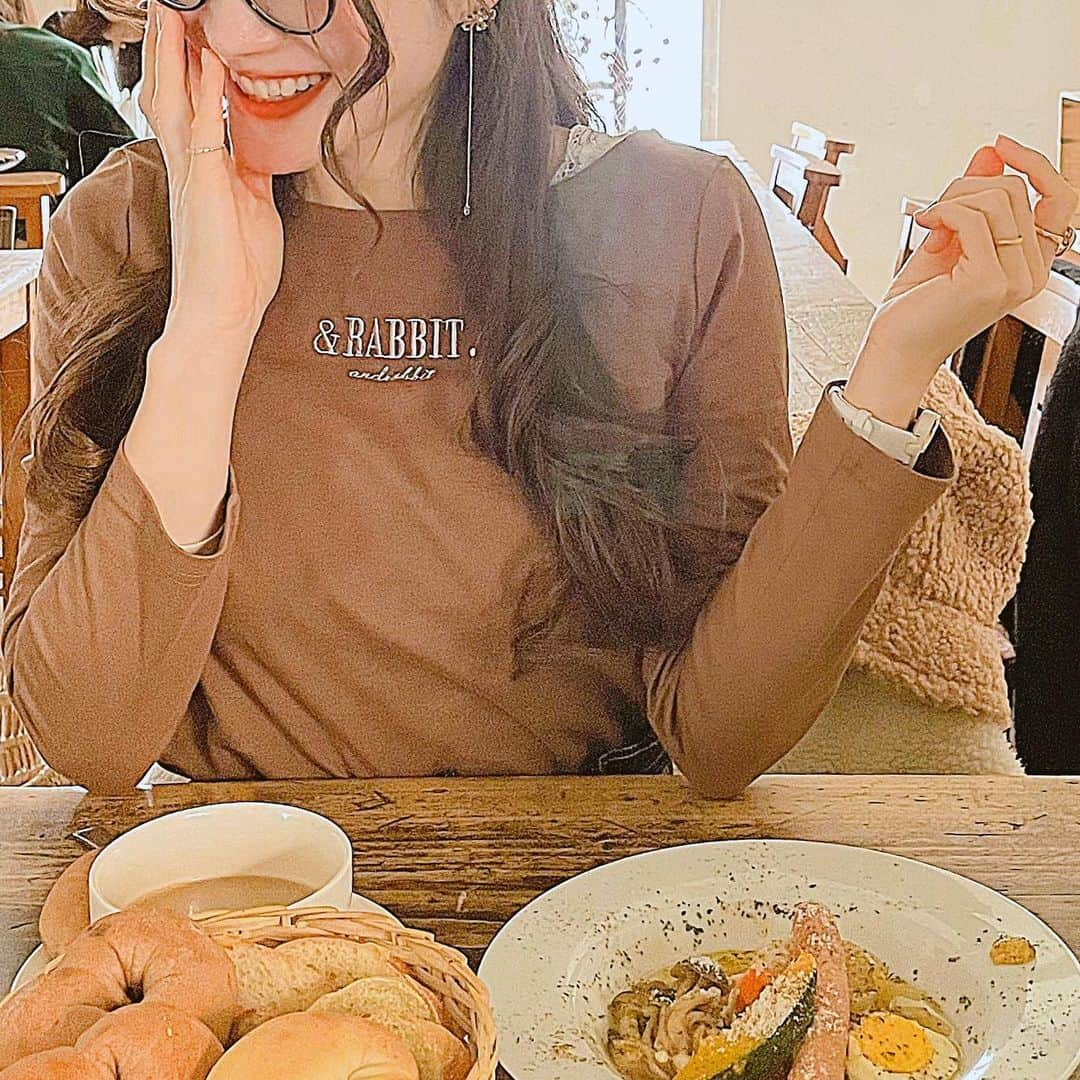 今吉めぐみさんのインスタグラム写真 - (今吉めぐみInstagram)「#ootd﻿ ﻿ @andrabbit_official の﻿ ボートネックロングTシャツ﻿ ﻿ ここのお洋服は﻿ 淡色好きとしては﻿ 色味がほーんとに可愛いんです❤️﻿ ﻿ 3日で届くし本当に優秀✨👏﻿ ﻿ shop🧸🍨﻿ https://andrabbit.theshop.jp/﻿ ﻿ ﻿ ﻿ 花粉症の為しばらくの間﻿ メガネちゃんします👓🥳﻿ ﻿ #andrabbit #fashion #ロンT#淡色女子 #淡色コーデ #春服」2月15日 21時03分 - megu813