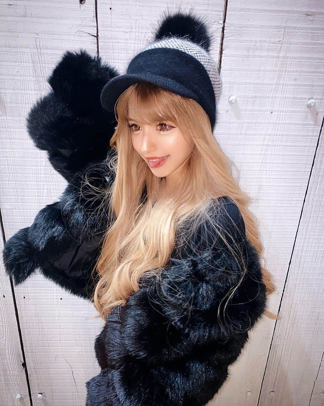 アンジェリカのインスタグラム：「💙🐱 .  Moco Moco fashion❤︎.*  モコモコって可愛くてダイスキなんだよね😩💕 この日もﾁｮｰモコモコ💖ꉂʱªʱª❤︎  このアウターは @meren30 でGET👌🏻🥸 上品な感じでお気に入り〰️🤎  . 💙🐱  #fashion #あんじぇコーデ #モコモコアウター #ファーコーデ #帽子コーデ」