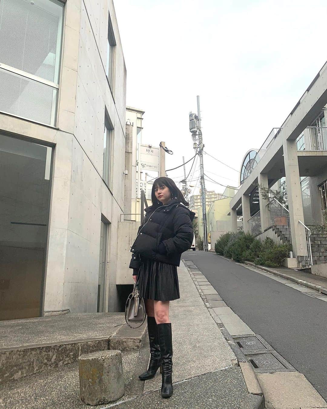 えなちぃのインスタグラム：「黒ダウン着てるけど、 まーまー、この日暑かった😅 もう春ですね〜💕 今年の冬は⛄️ このブーツにお世話になりすぎて、、 ボロボロになった😅」