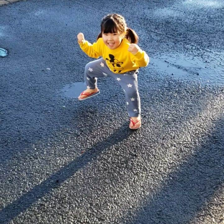 のインスタグラム：「何を見たのよ何の真似なのよ🤣 #2歳児 #トレーニング #独特」