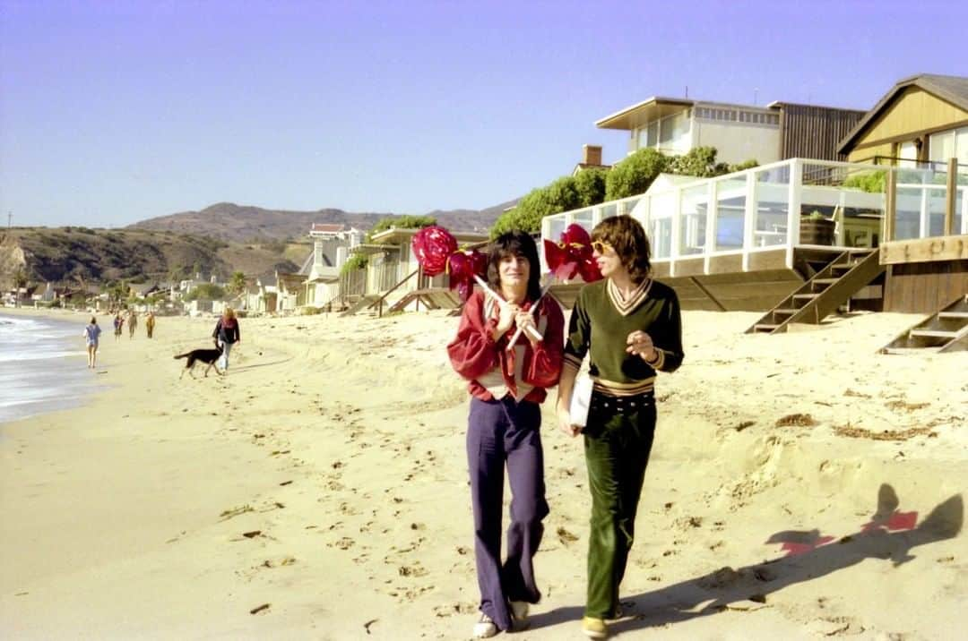 ロン・ウッドさんのインスタグラム写真 - (ロン・ウッドInstagram)「Nice day for a stroll in the sunshine! With Mick in October 1976, on the way to @traceeellisross' 4th birthday party!🎈  📸 by @carinthiawest 🙏」2月15日 19時38分 - ronniewood