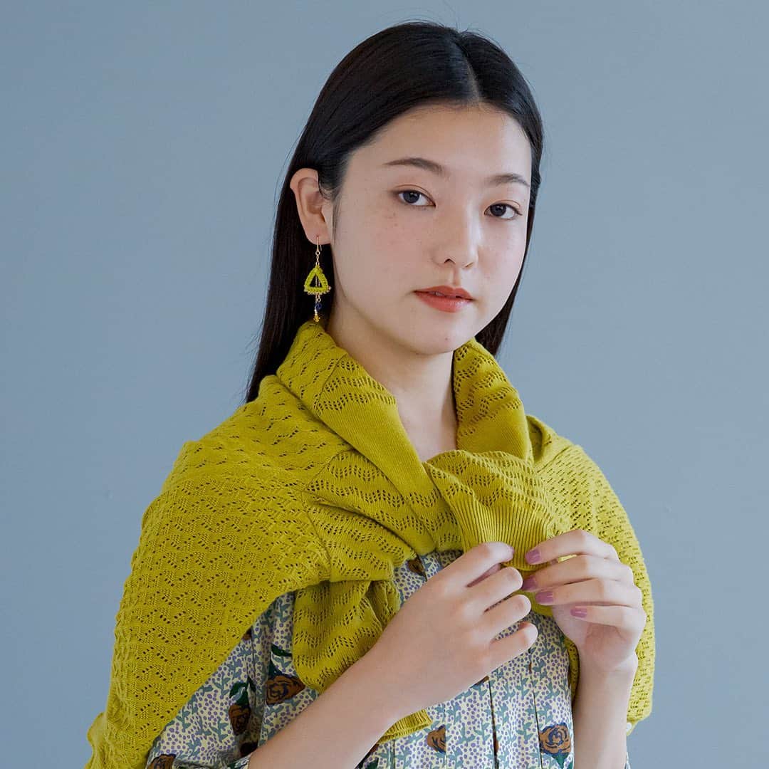 marbleSUD(マーブルシュッド) のインスタグラム：「春だもの。黄色の差し色でパッと明るく華やかに。  chiLL chiLLのアクセサリー「サンカクダマ」シリーズも入荷してまいりました。」