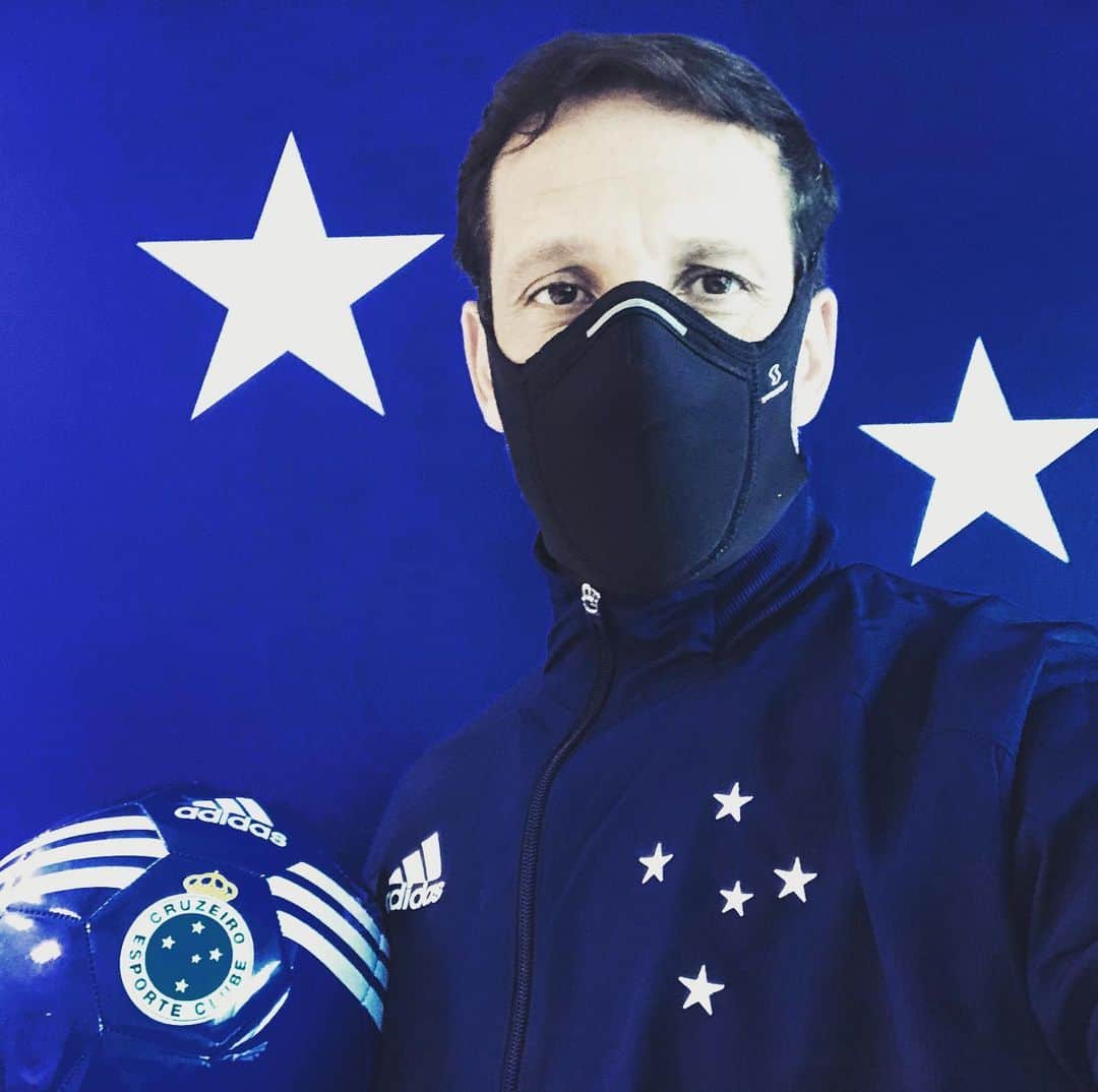 ジュリアーノ・ベレッチさんのインスタグラム写真 - (ジュリアーノ・ベレッチInstagram)「Hoje começa a ⚽️ temporada 2021 aqui no @cruzeiro . Temos a missão de levar o clube de volta à elite do futebol brasileiro. A trajetória será difícil. Sei disso. Mas tenho fé. Acredito sim que é possível atingir nosso objetivo. Com determinação, competitividade e muito trabalho em equipe. Na vida e na carreira aprendi que o melhor caminho para o sucesso não é o mais fácil. E também sei que não conseguiremos isso sozinhos. Vamos precisar da confiança e do apoio dos nossos familiares e dos nossos torcedores. E logo escrever novas páginas heroicas imortais. #neversurrender #belletti #forever #cruzeiro  #2021」2月15日 19時32分 - julianobelletti