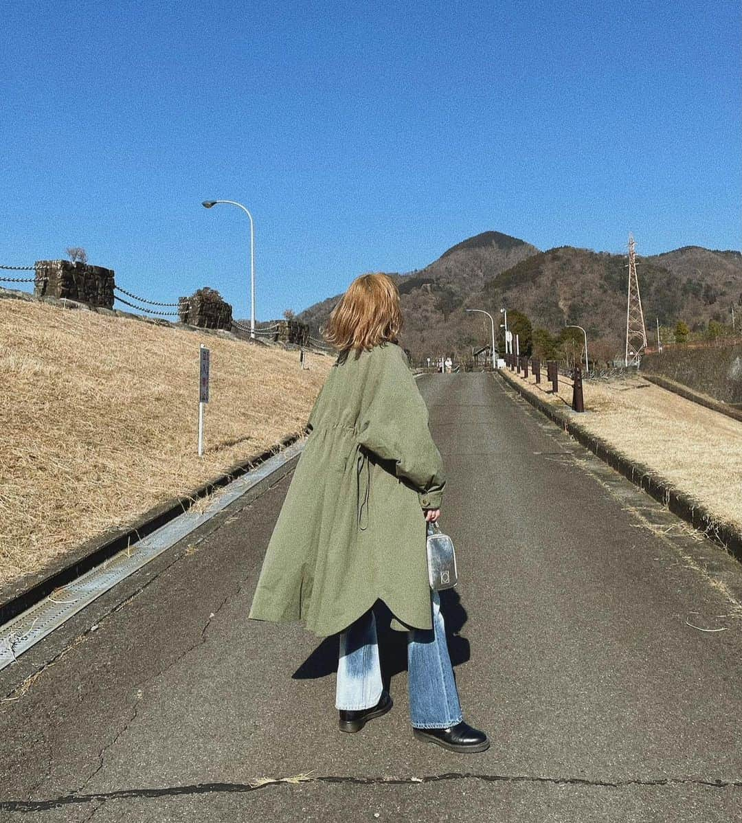 yuikoさんのインスタグラム写真 - (yuikoInstagram)「今日の新作がかわええ〜 毎年だしてるmodsコート、今年は少し女性らしいシルエットに🌿後ろのゴムでシャーリングができるようになっていて、バックスタイルがとにかくきゅん、 裾はラウンドになっていてより動きのあるシルエットに オーバーサイズだから今から下にニットとか着込んで全然着れます とにかく可愛くできたからたくさん伝えたいことあるんだけど文字だと書ききれないから4枚目に動画を載せます そして明後日新作インスタライブします☺️ @flugge_official  #flugge」2月15日 19時32分 - _yuiko__