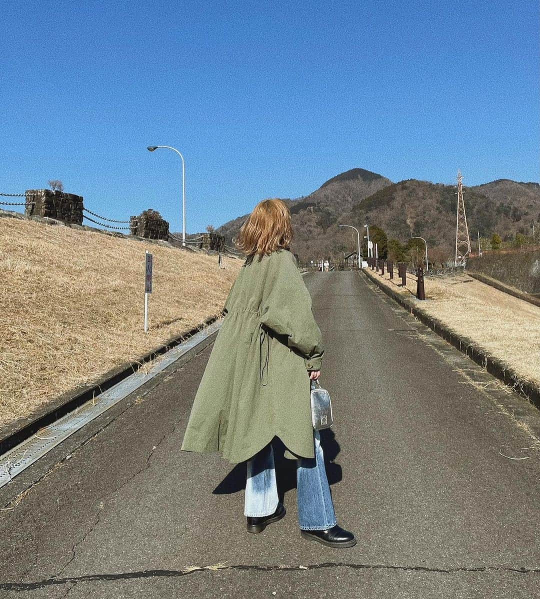 yuikoのインスタグラム：「今日の新作がかわええ〜 毎年だしてるmodsコート、今年は少し女性らしいシルエットに🌿後ろのゴムでシャーリングができるようになっていて、バックスタイルがとにかくきゅん、 裾はラウンドになっていてより動きのあるシルエットに オーバーサイズだから今から下にニットとか着込んで全然着れます とにかく可愛くできたからたくさん伝えたいことあるんだけど文字だと書ききれないから4枚目に動画を載せます そして明後日新作インスタライブします☺️ @flugge_official  #flugge」